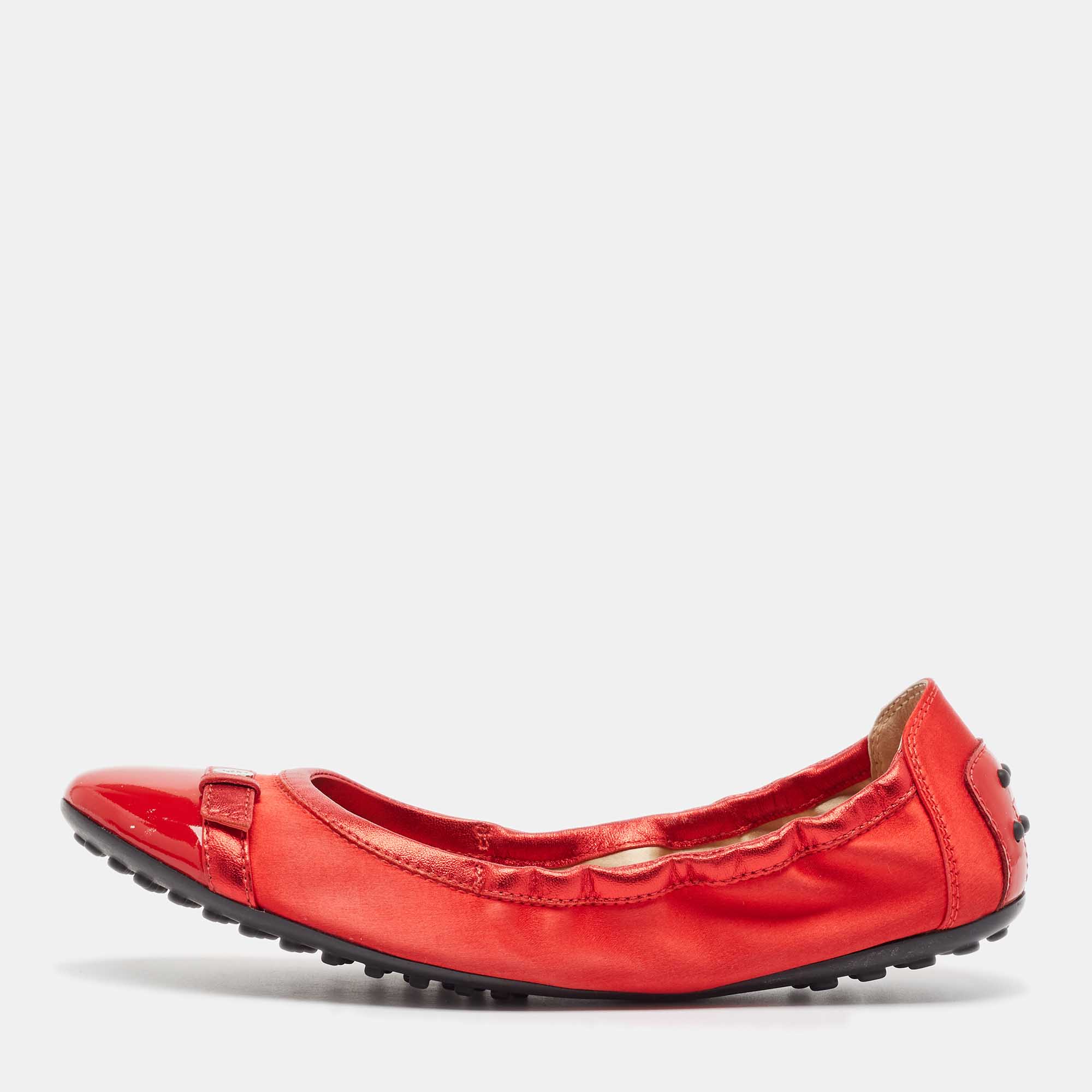 Pre-owned Tod's Red Satin And Patent Scrunch Ballet Flats Size 38.5