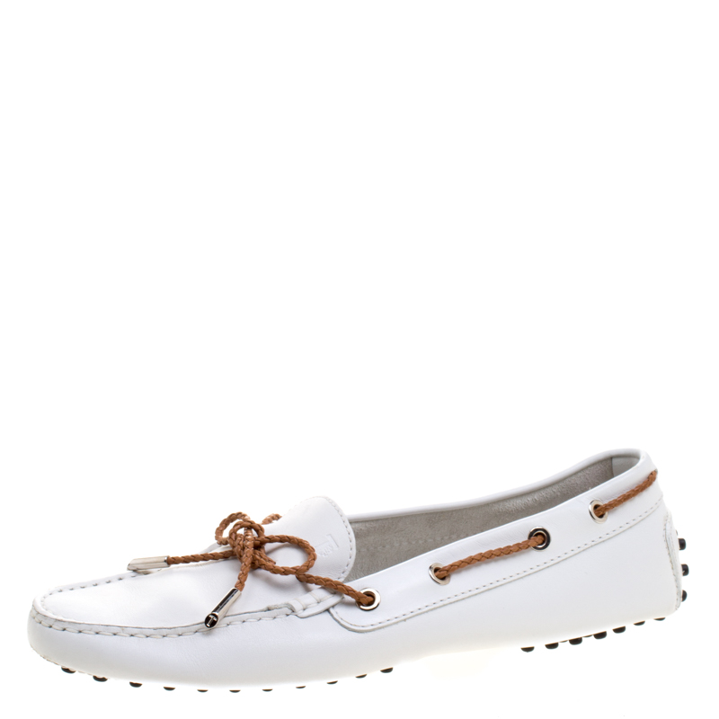 مملوكة مسبقًا حذاء لوفرز تودز فيونكة جلد أبيض مقاس 40