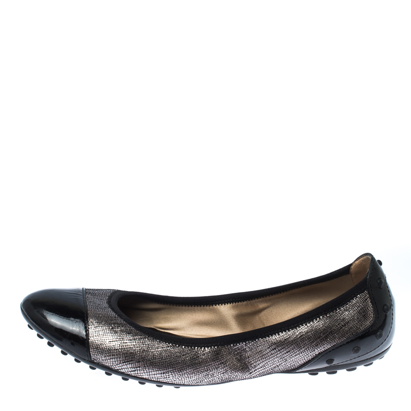 

Tod's Black/Silver Textured Leather Cap Toe Ballet Flats Size
