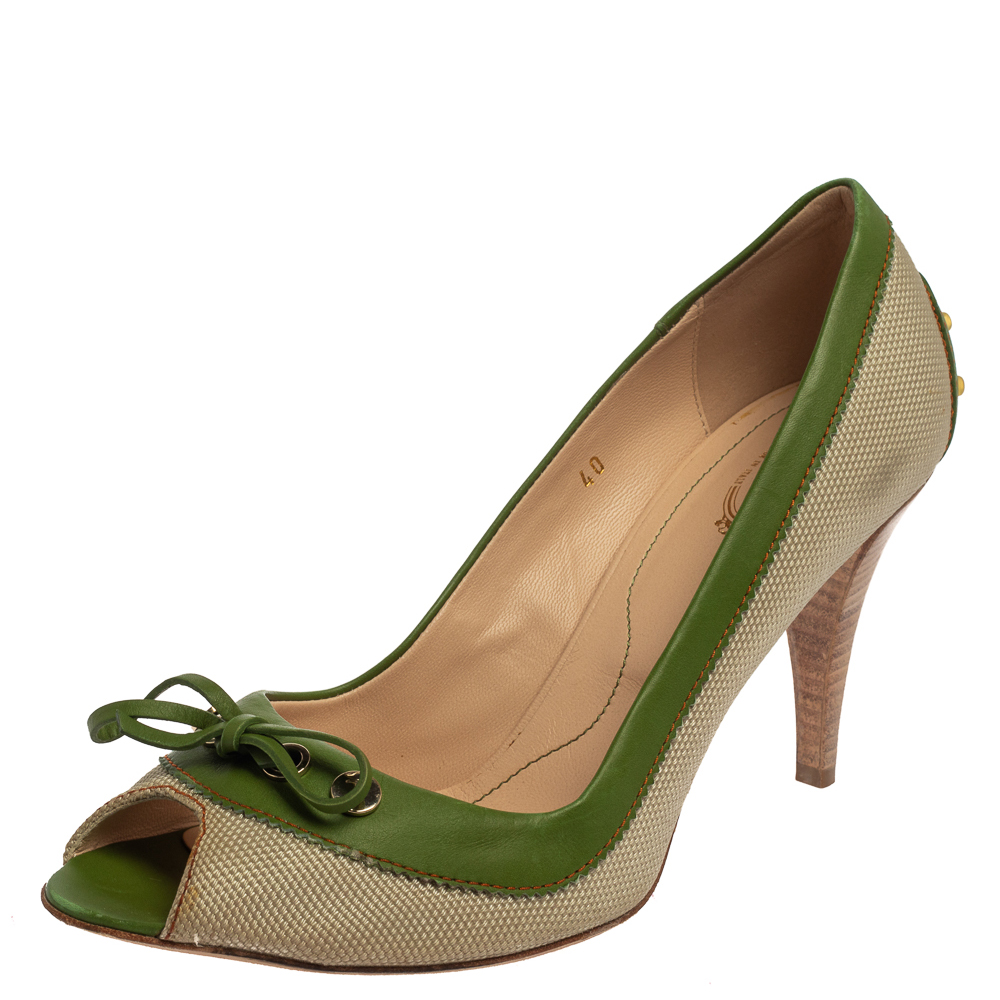 From the house of Tods comes this lovely pair of pumps that is well made. The beige and green pumps have been crafted from canvas and leather and styled with peep toes delicate bows on the uppers insoles meant to give you comfort and 9 cm heels to lift you beautifully.