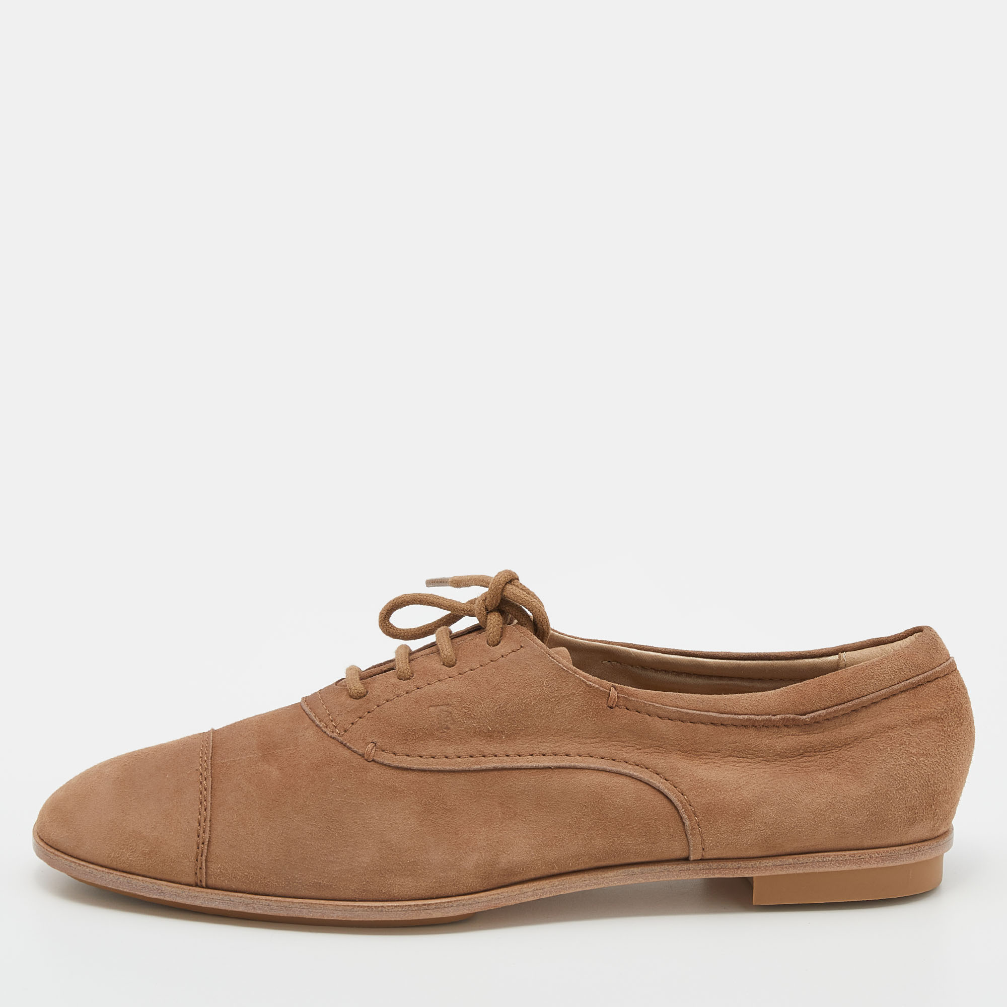 These Tods sneakers for women are perfect for days when you wish for comfort and style The shoes are crafted from brown suede and feature closed toes lace ups on the vamps and durable soles.