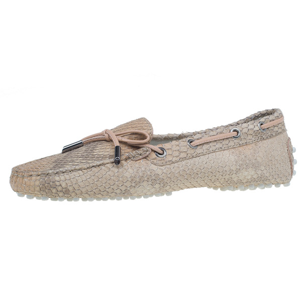 مملوكة مسبقًا Tod's Beige Python Bow Loafers Size 38