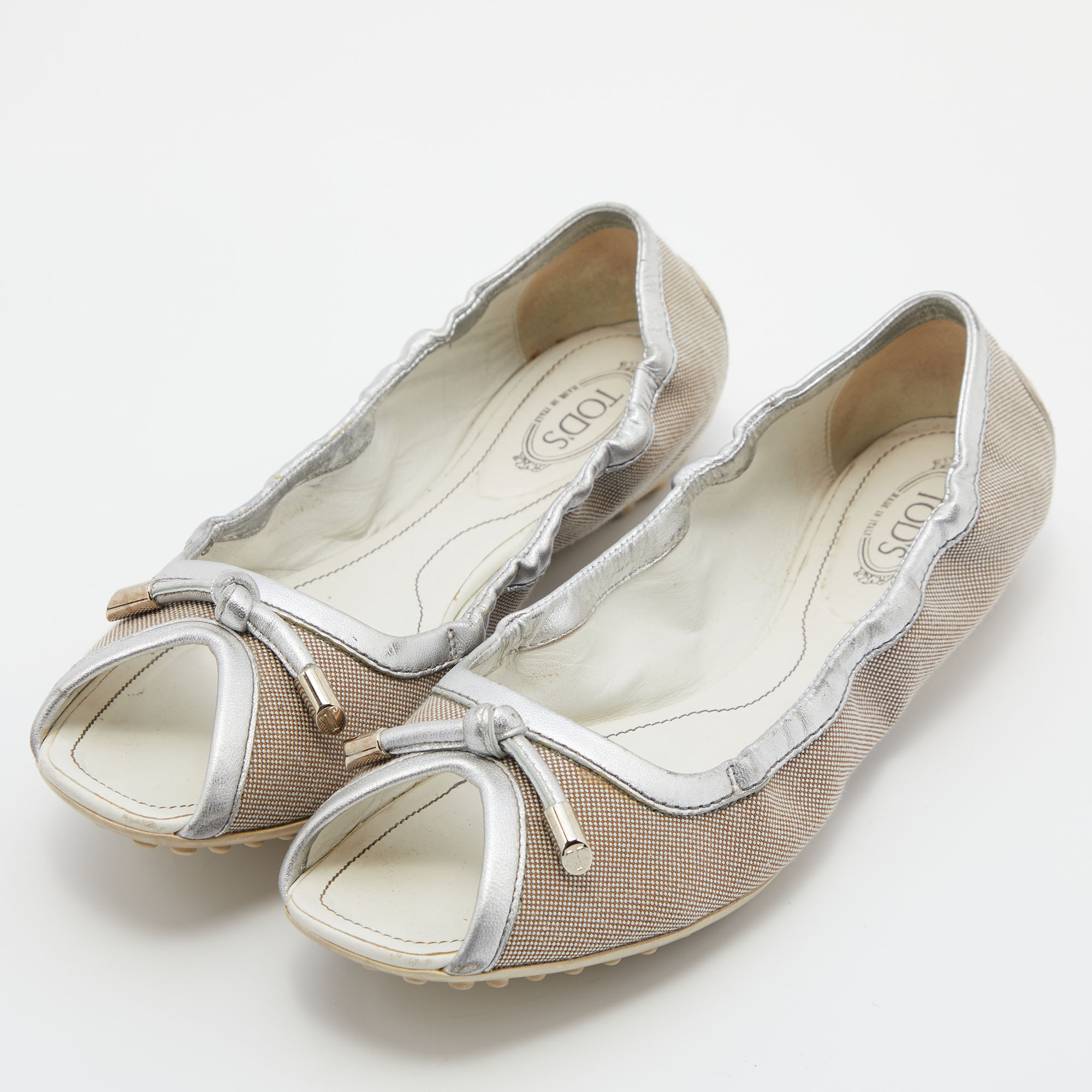 

Tod's Grey/Metallic Canvas and Leather Bow Open Toe Flats Size