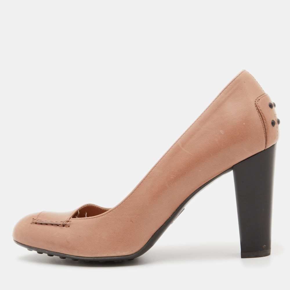 The signature statement of this Tods pumps will amp up your style quotient almost instantly. Feel fashionable and be comfortable while flaunting these leather pumps. They come in beige and they are elevated on sturdy heels.