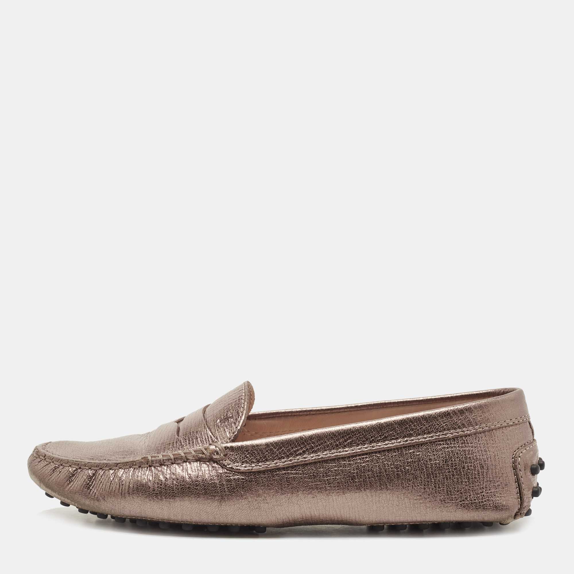 مملوكة مسبقًا Tod's Metallic Leather Gommino Penny Slip On Loafers Size 38.5