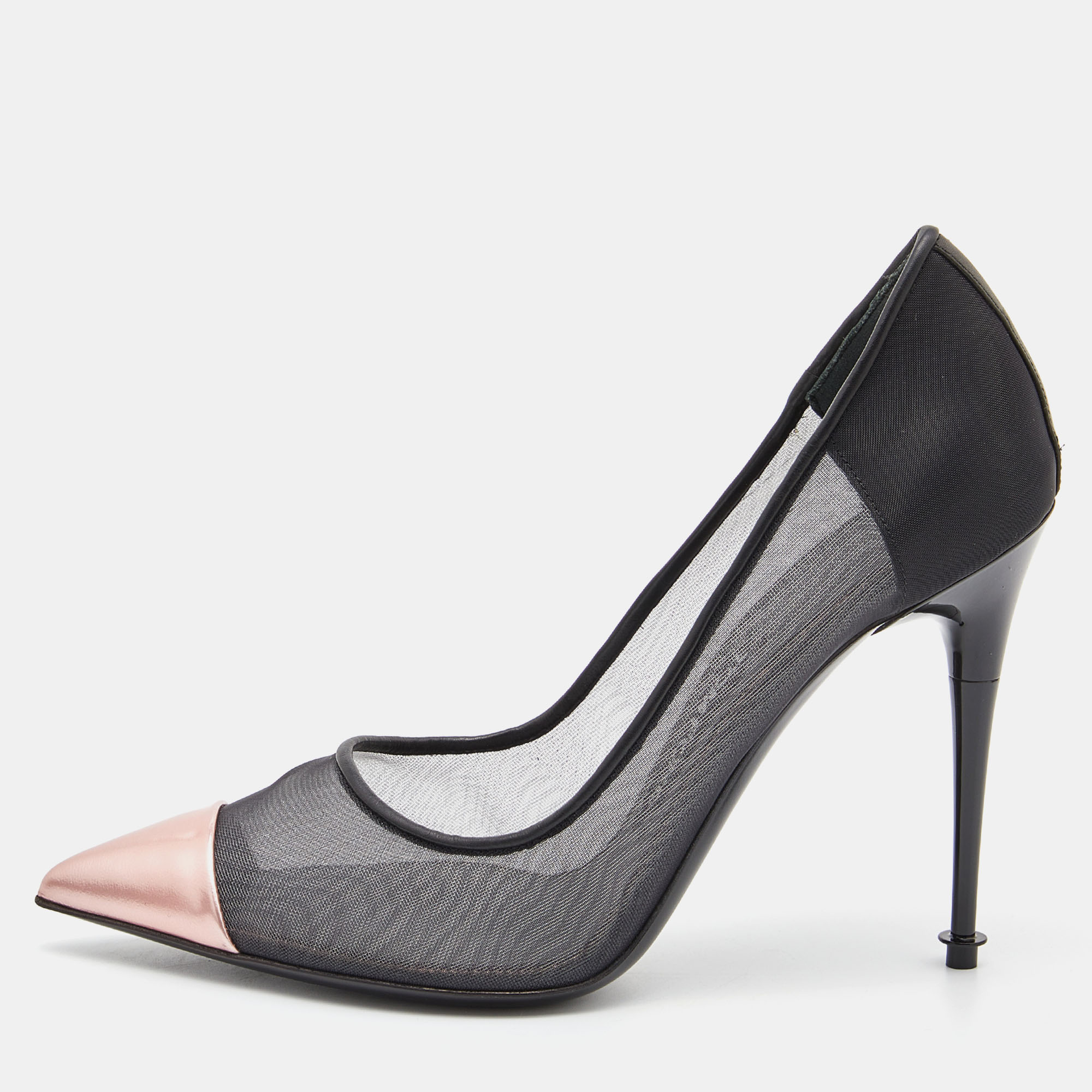 These pumps from Tom Ford are meant for seasons of comfort and style. Crafted from mesh and leather they feature an elegant shape with pointed toes and 11 cm heels. ​These pumps are a must have