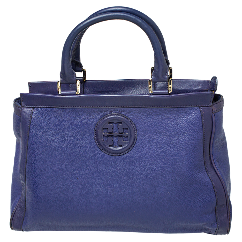 This Tory Burch tote promises to take you through the day with ease whether youre at work or out and about in the city. From its design to its structure the leather bag promises charm and durability. It has top handles an optional strap and a spacious fabric interior to hold all your essentials.