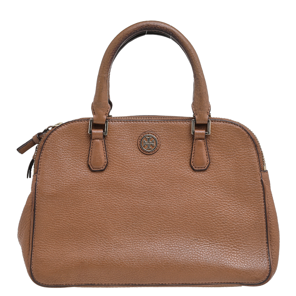 This Robinson Dome satchel from Tory Burch is a great buy. It has been tailored creatively to offer functionality with never ending style. It is made using brown leather on the exterior with a dainty gold toned logo motif perched n the front. It is held by dual handles and has a double zip closure at the top.