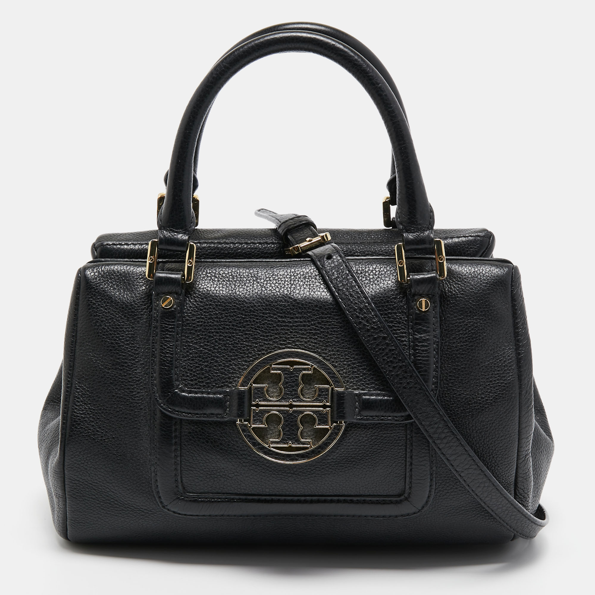 Ensure your days essentials are in order and your outfit is complete with this Tory Burch bag. Crafted using the best materials the bag carries the maisons signature of artful craftsmanship and enduring appeal.