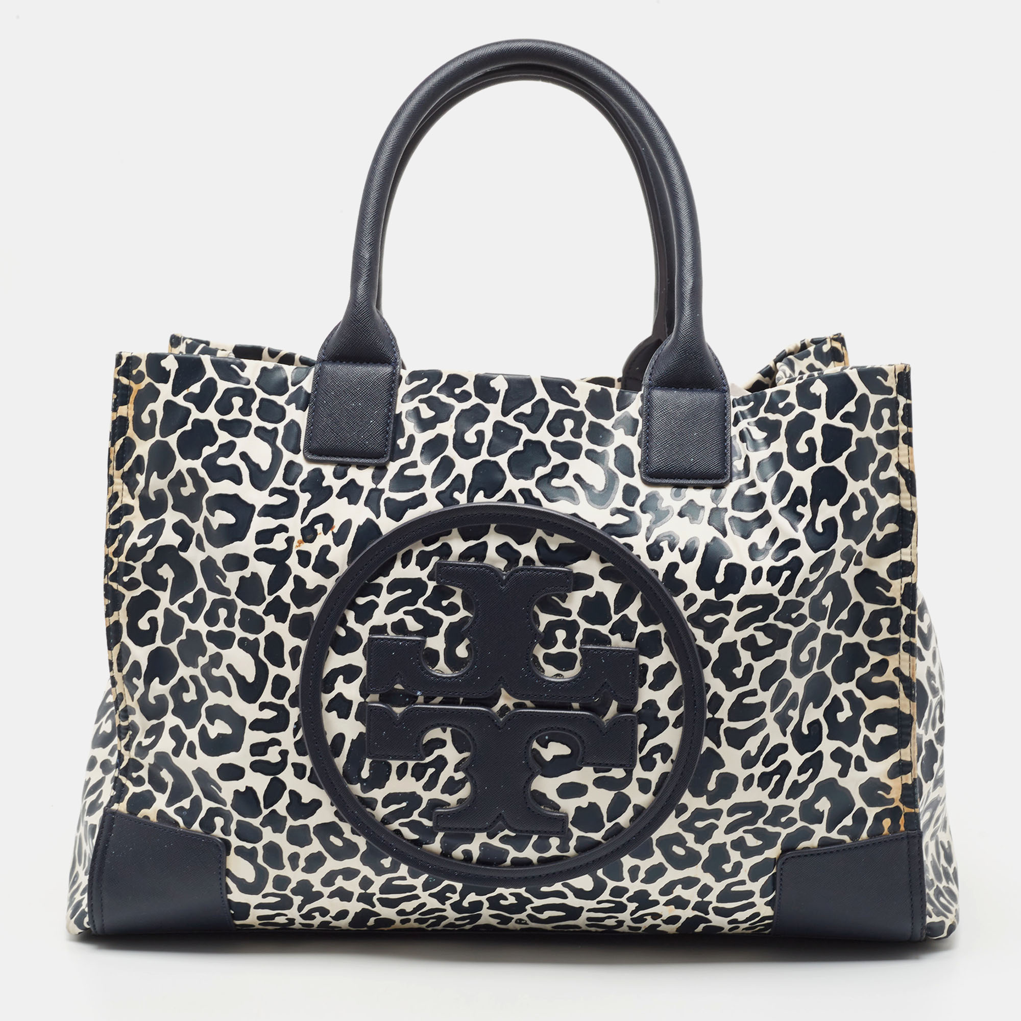 This Tory Burch Ella tote is made just for the handbag lover in you. Crafted from nylon the bag features the logo on the front dual top handles and a nylon lined interior. The spacious interior makes it more functional.