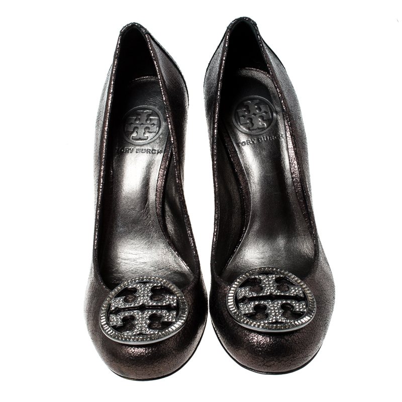 Pre-owned Tory Burch Metallic Grey Leather Embellished Logo Pumps Size 38