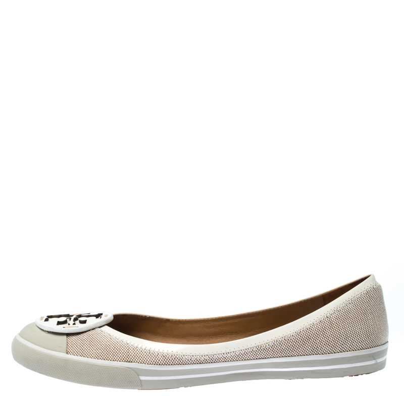 

Tory Burch Beige Canvas And White Patent Leather Trim Logo Ballet Flats Size