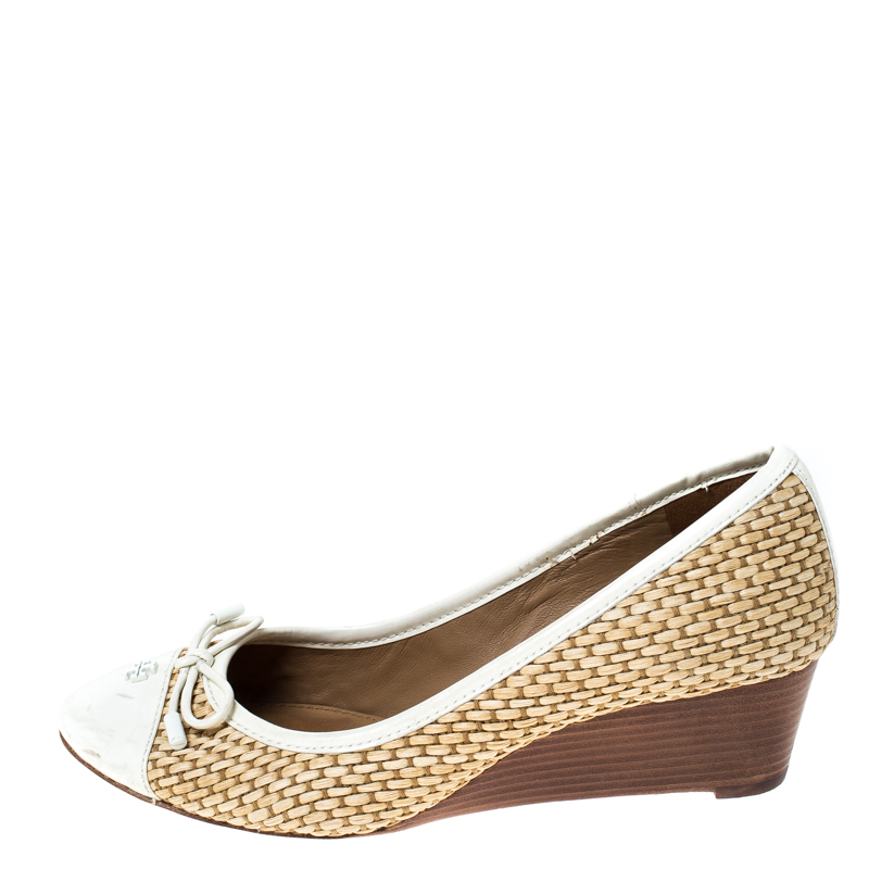 

Tory Burch White Patent Leather And Beige Raffia Bow Wedge Pumps Size