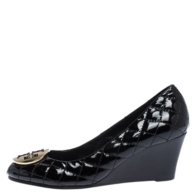 

Tory Burch Black Quilted Patent Leather Reva Logo Studded Wedge Pumps Size