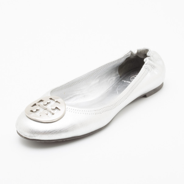 Pre Owned Tory Burch Silver Reva Metallic Pebbled Leather Logo Ballet Flats Size 38.5