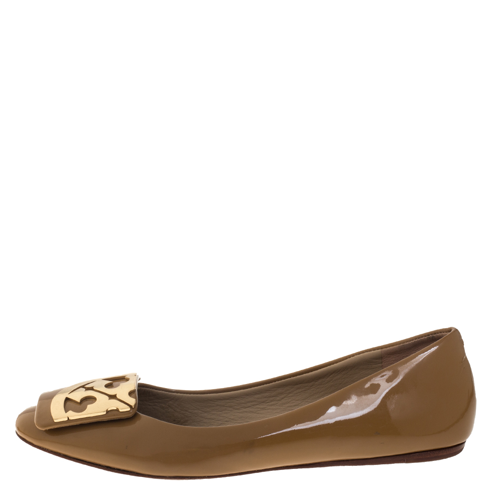 

Tory Burch Beige Patent Leather Square Logo Flat Size