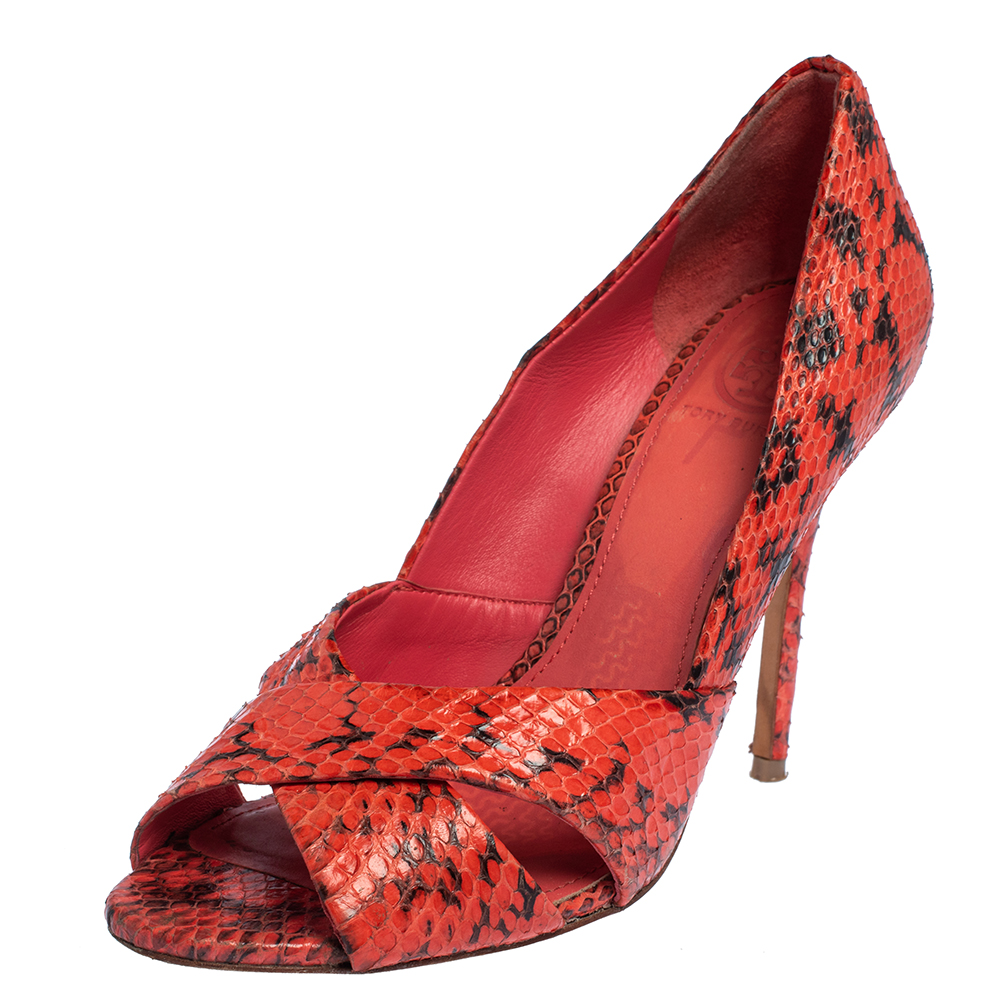 Add a luxe finish to your ensemble with this pair of pumps from the house of Tory Burch. Finely crafted from snakeskin these red shoes will offer comfortable support. The peep toe pumps are set atop leather soles and 10 cm heels. NOTE: AVAILABLE FOR UAE CUSTOMERS ONLY