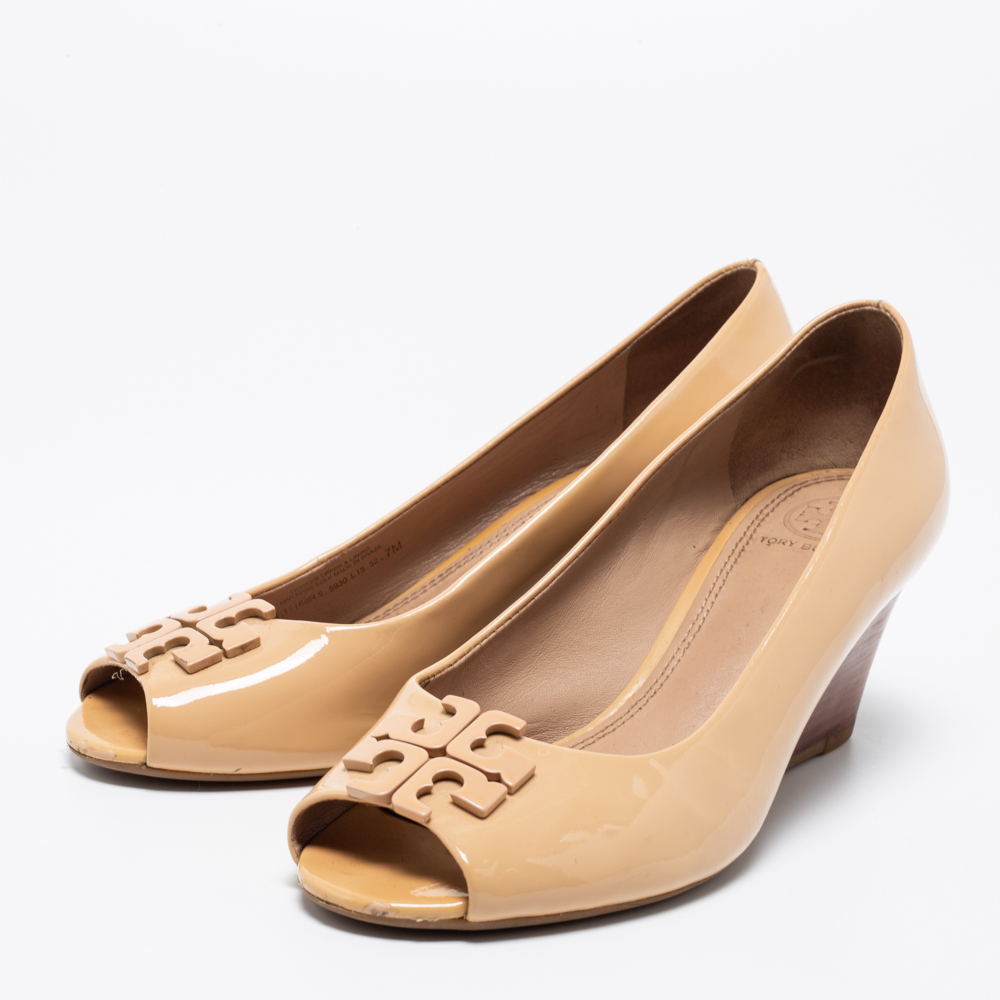 

Tory Burch Beige Patent Leather Lowell Peep-Toe Wedge Pumps Size