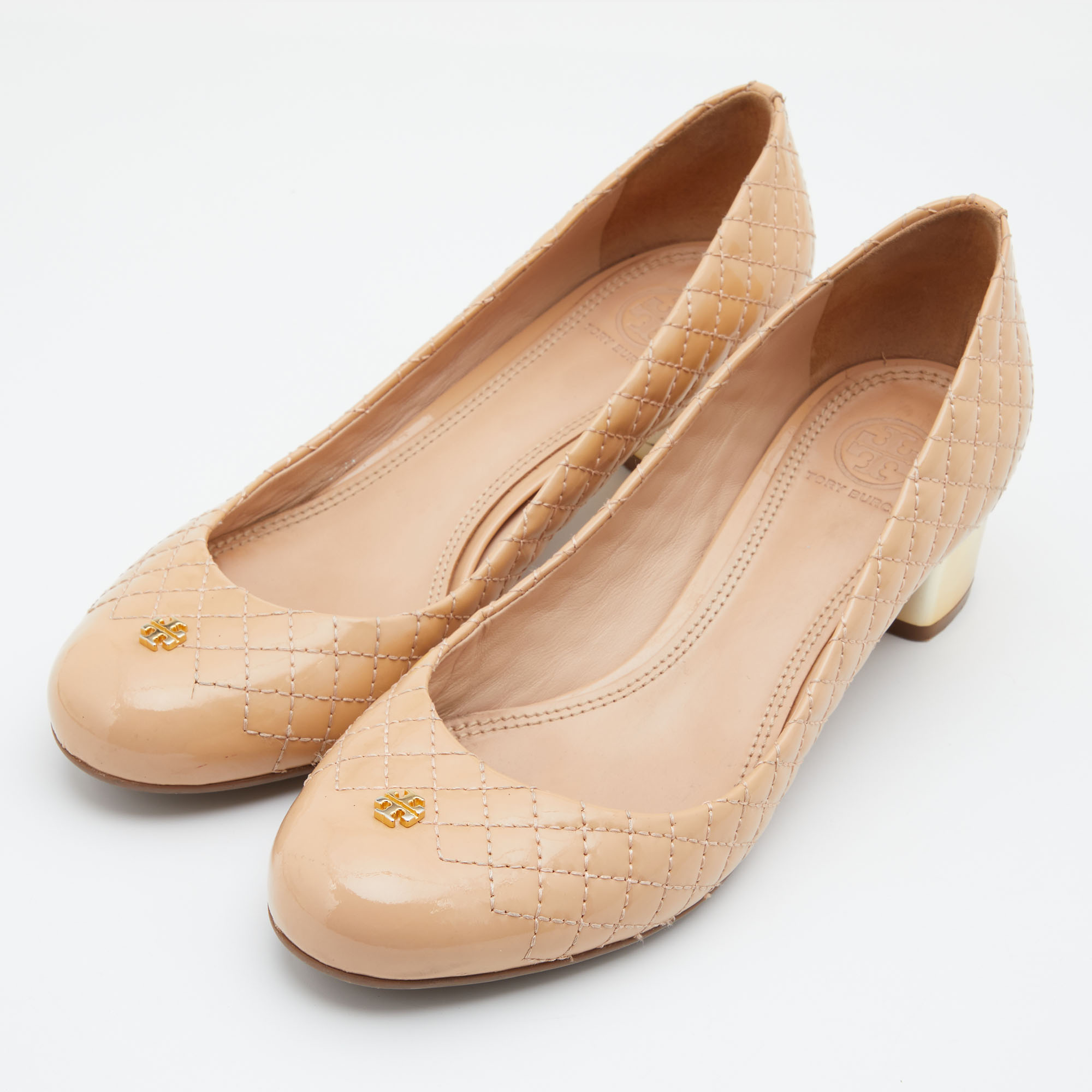 

Tory Burch Beige Quilted Patent Leather Block Heel Pumps Size
