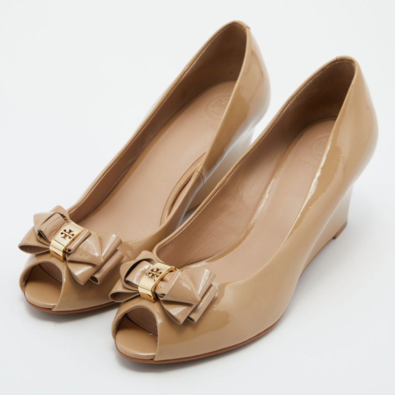 

Tory Burch Beige Patent Leather Peep Toe Wedge Pumps Size