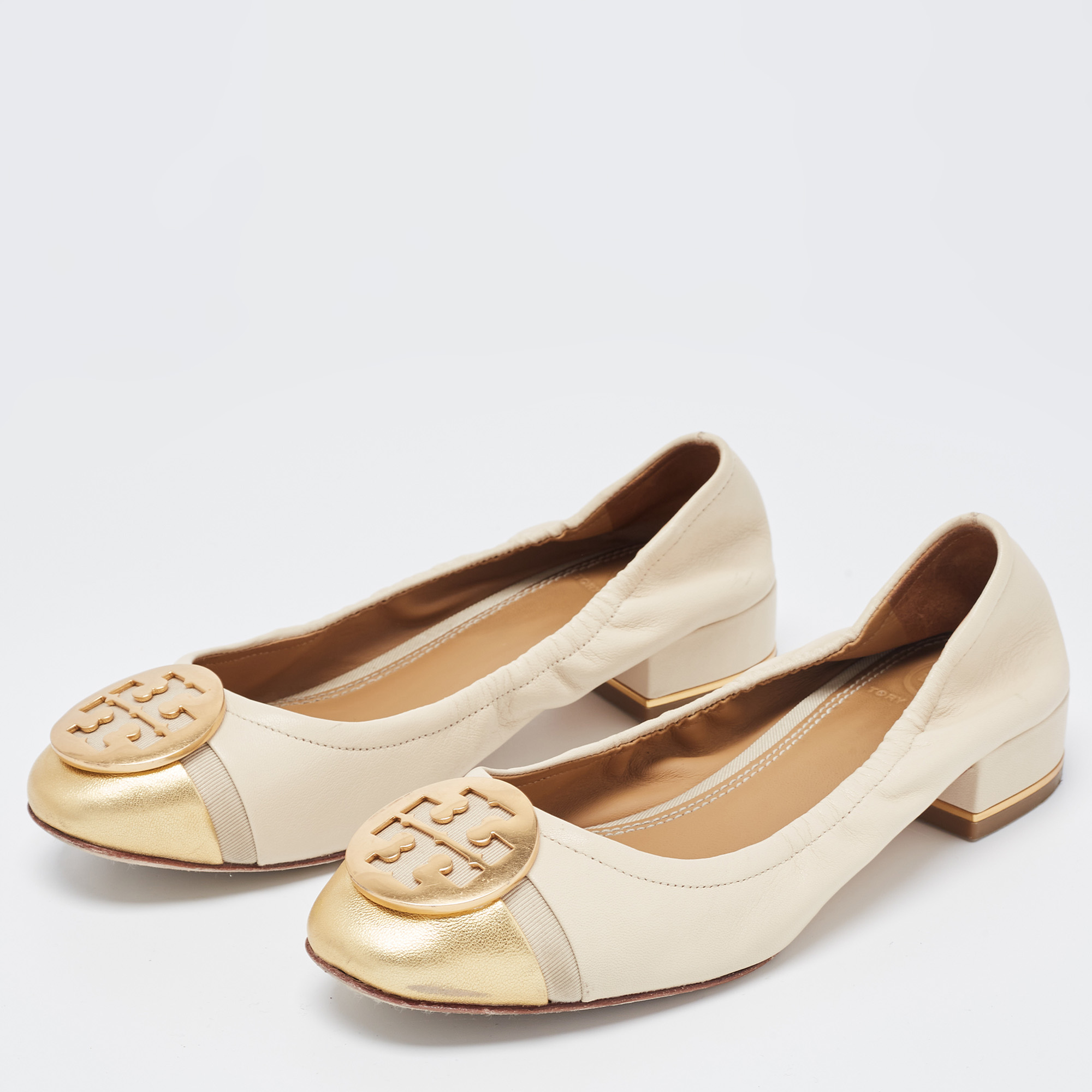 

Tory Burch Cream/Gold Leather Logo Plaque Scrunch Flats Size