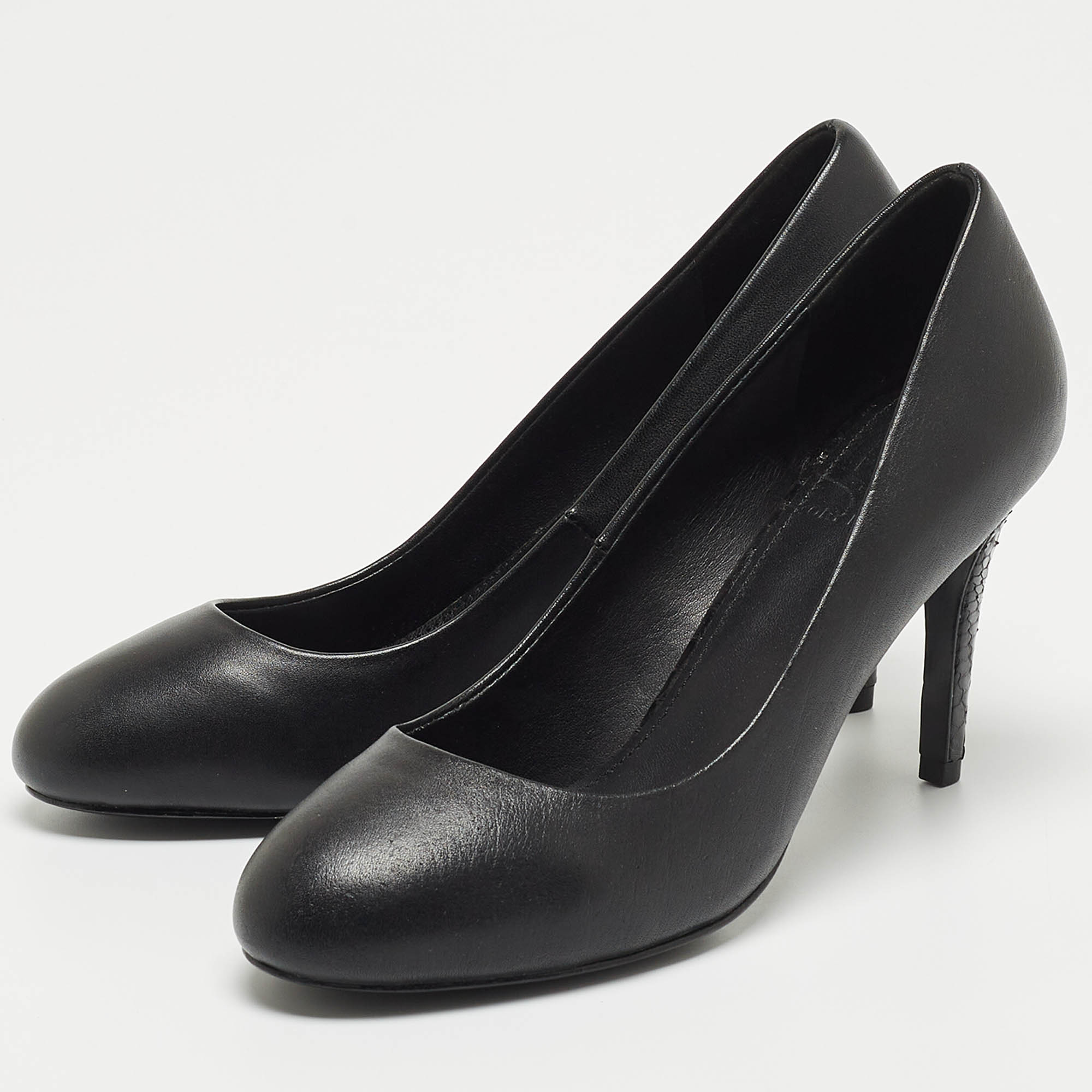 

Tory Burch Black Leather Round Toe Pumps Size