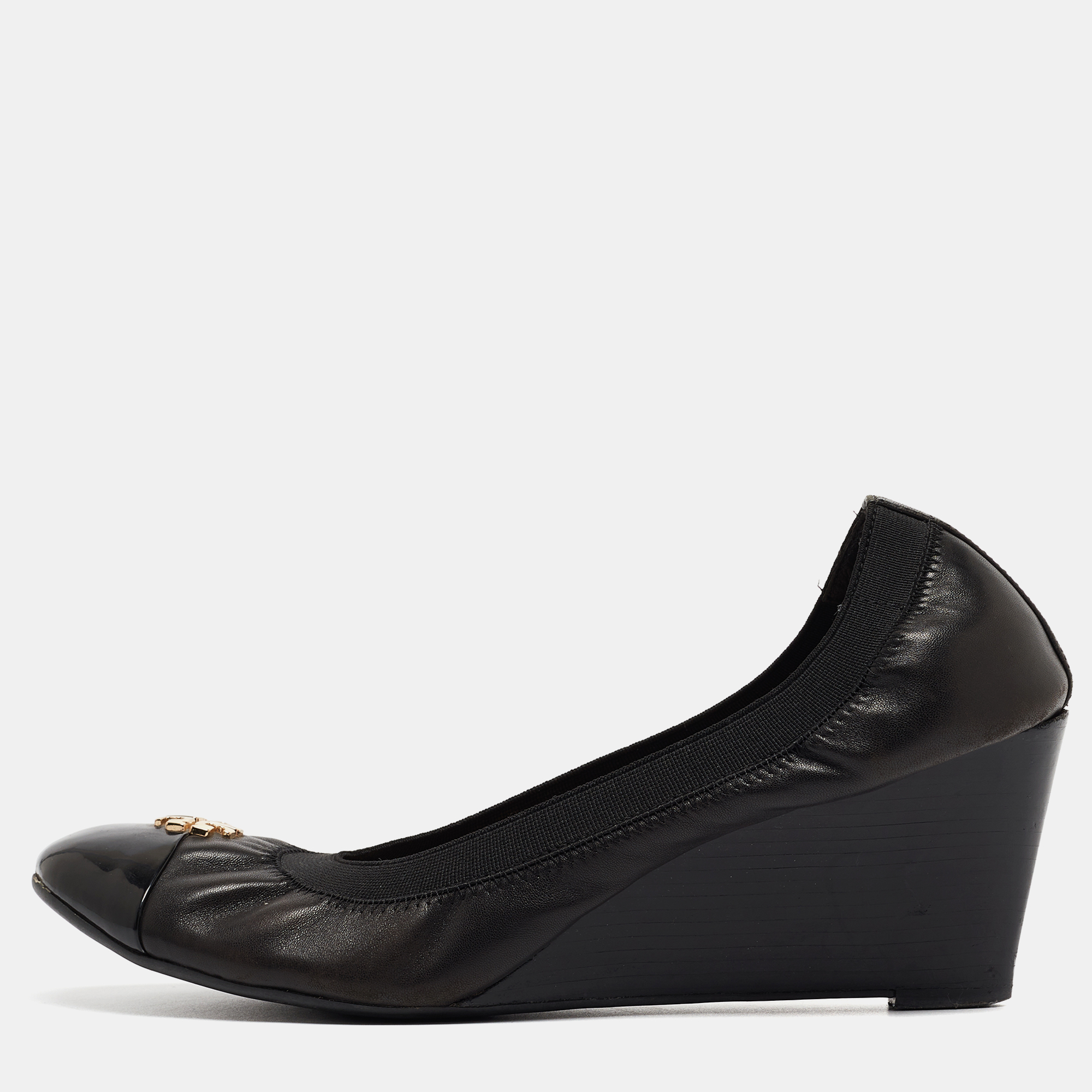The fashion house's tradition of excellence coupled with modern design sensibilities works to make these wedge pumps a fabulous choice. Theyll help you deliver a classy look with ease.