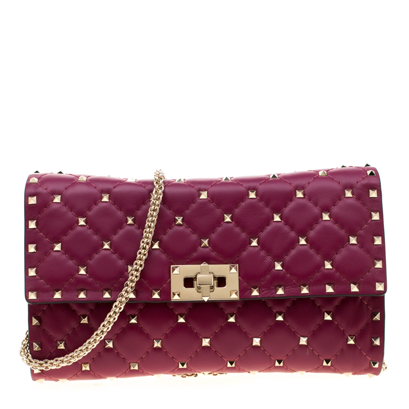 مملوكة مسبقًا Valentino Camelia Quilted Leather Rockstud Spike Chain Clutch Bag