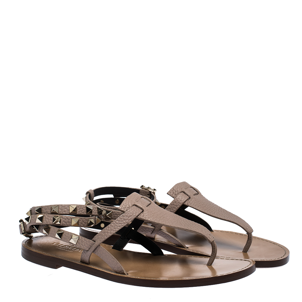 

Valentino Poudre/Nero Grainy Leather Rockstud Ankle Strap Flat Sandals Size, Beige