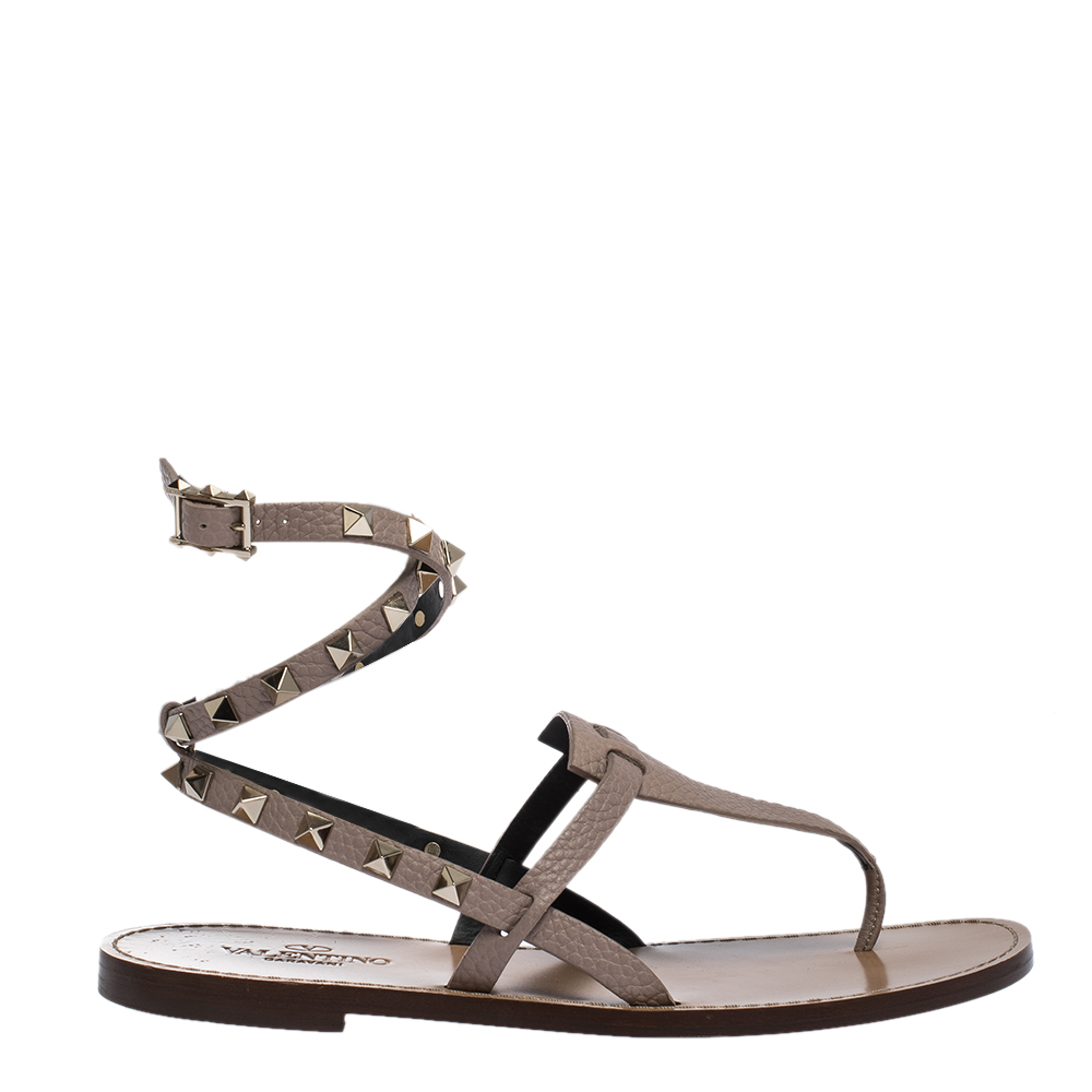 مملوكة مسبقًا Valentino Poudre/Nero Grainy Leather Rockstud Ankle Strap Flat Sandals Size 39