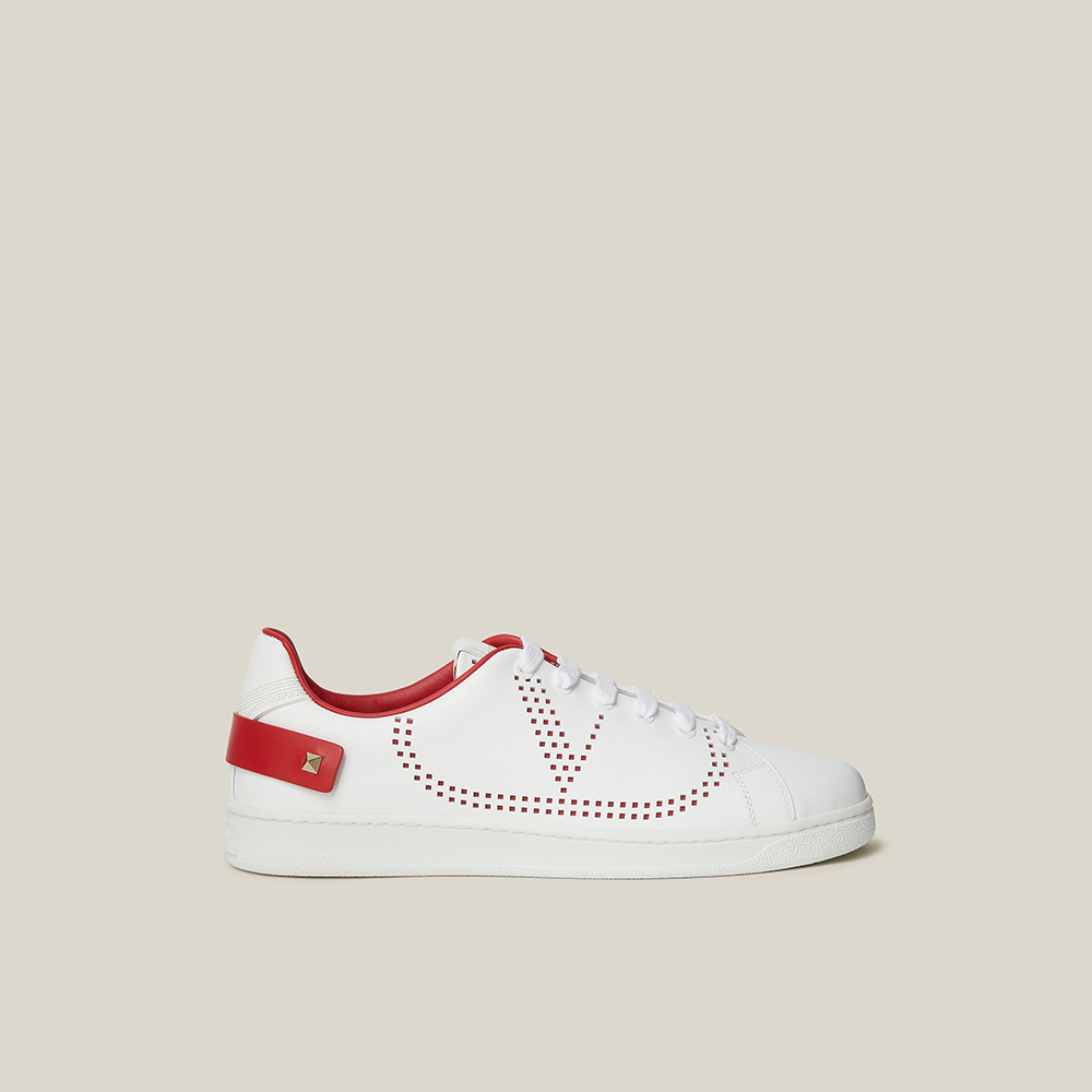 حذاء رياضي فالنتينو غارافاني جلد أبيض شعار حرف V مقاس إيطالي 36.5