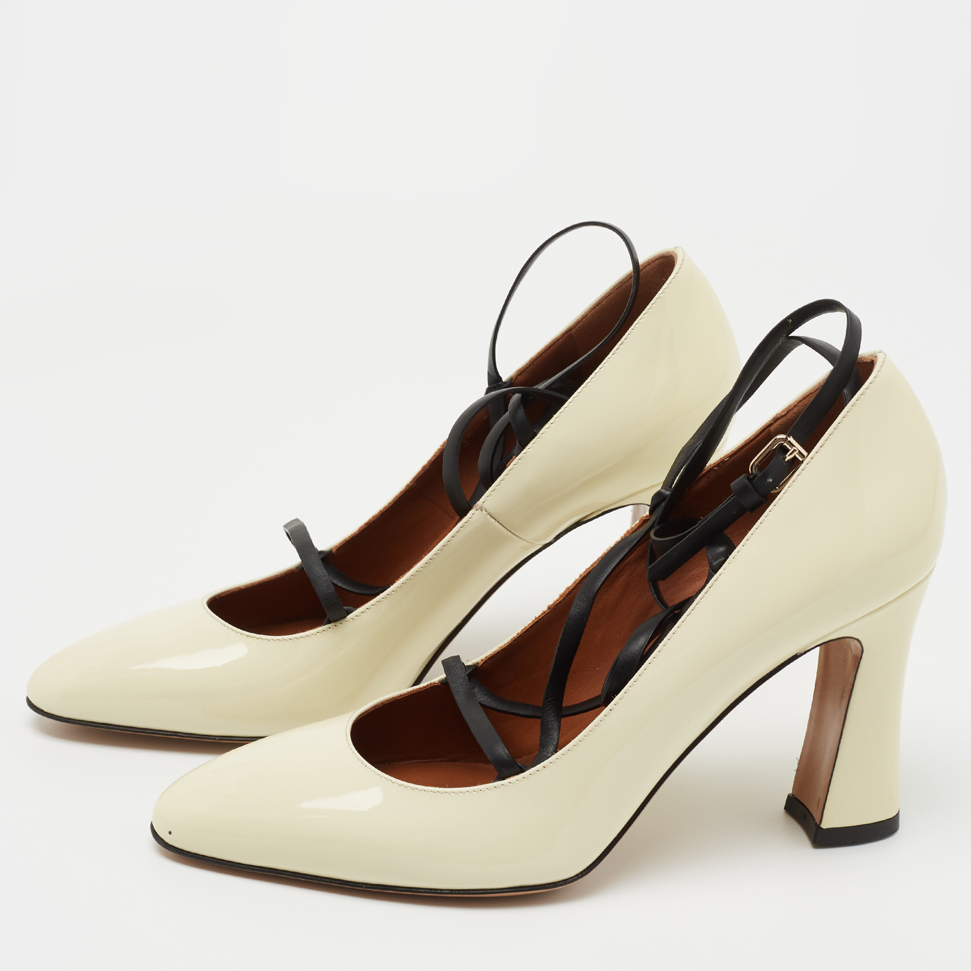 

Valentino Cream/Black Patent and Leather Bianca Pumps Size