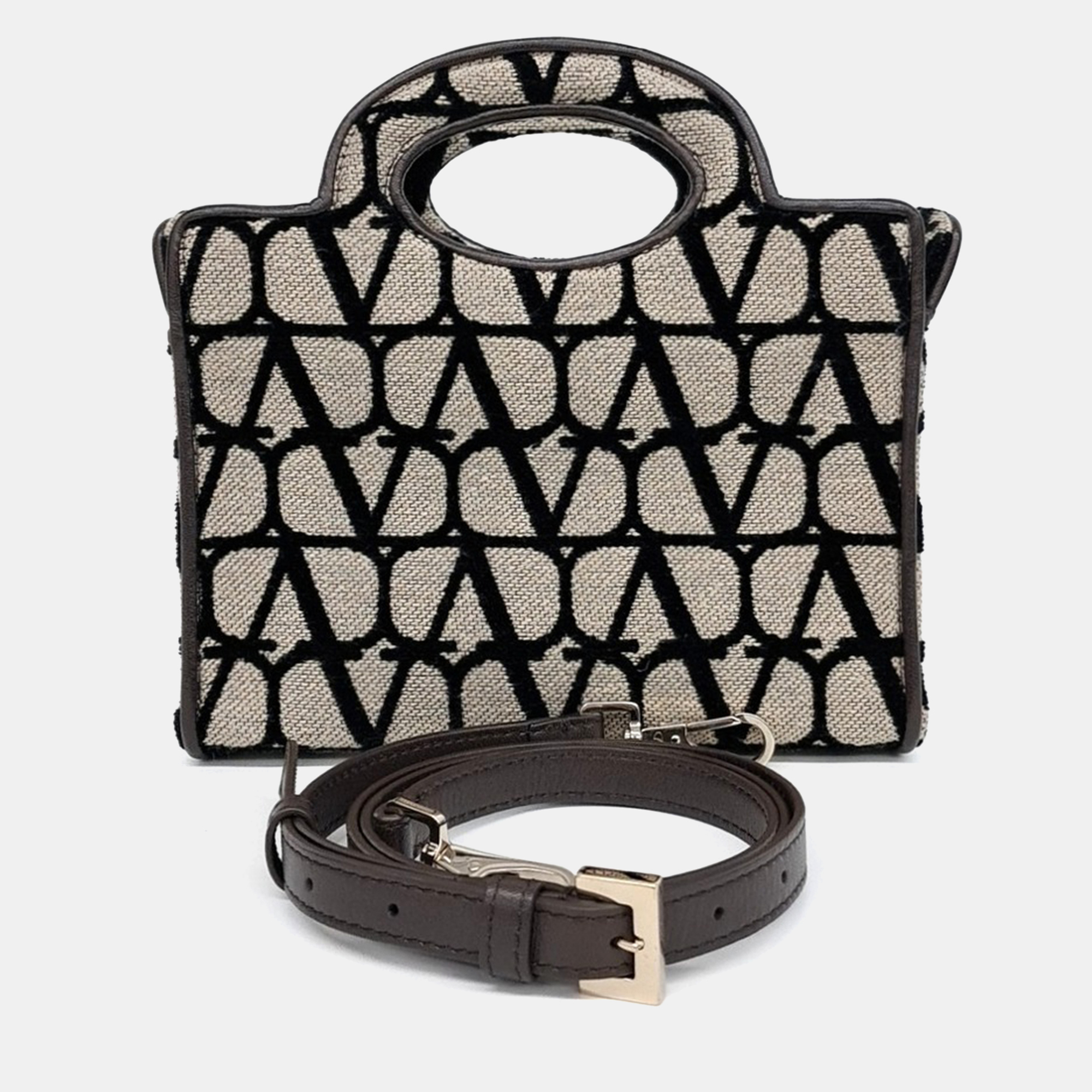 Click to view more detailed imagery on our partner's website Pre-owned Valentino Garavani Beige/black Fabric Iconography Tote And Shoulder Bag In Sand