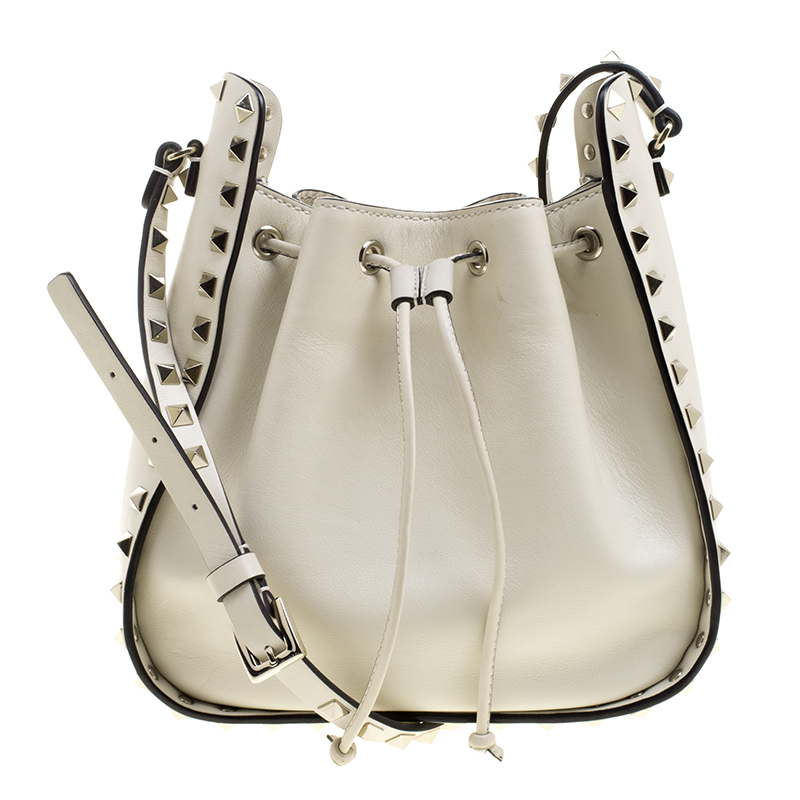 Pre Owned Valentino Off White Leather Rockstud Bucket Shoulder Bag