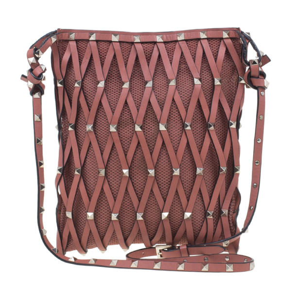 مملوكة مسبقًا حقيبة كروس فالنتينو روكستد شبكة جلد وردي 