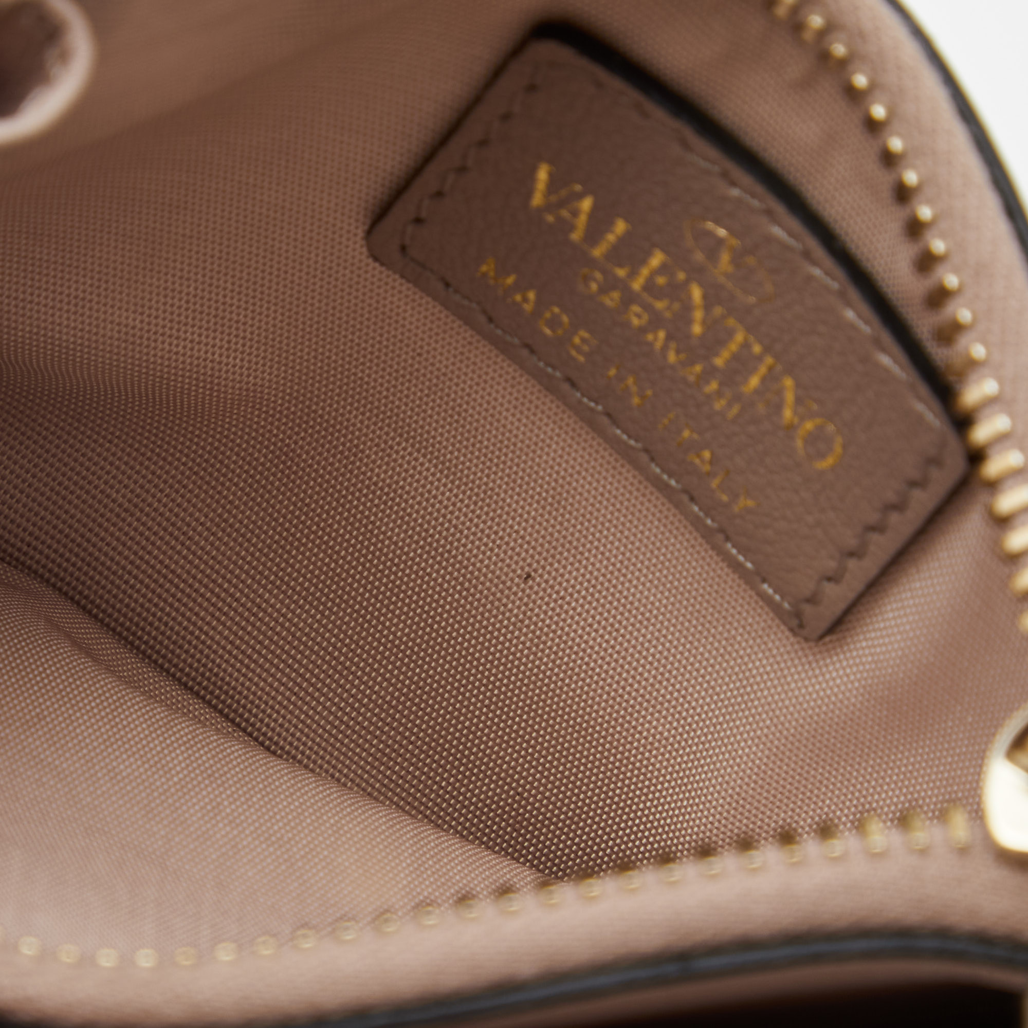 

Valentino Beige Leather Rockstud Zip Card Case