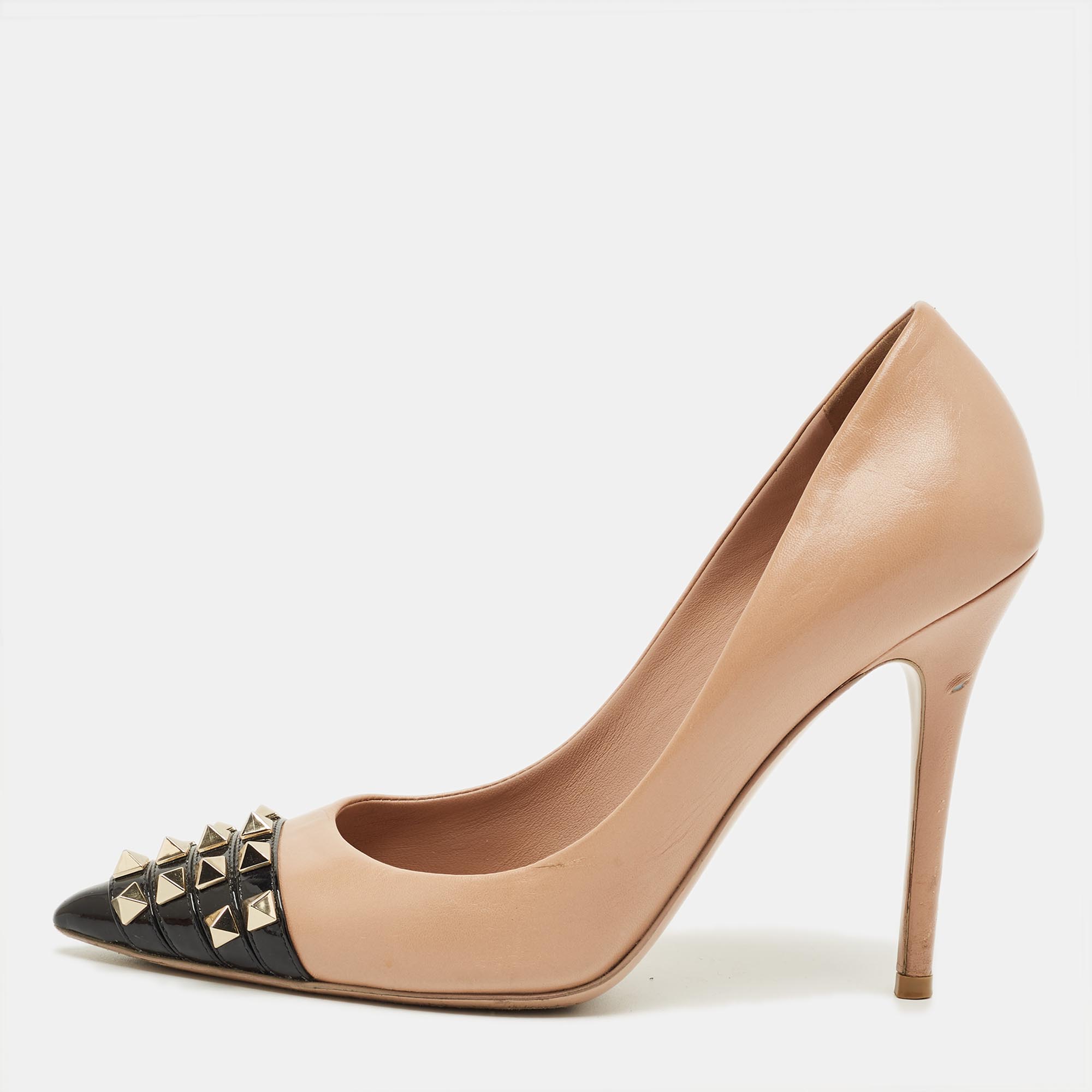 Pre-owned Valentino Garavani Beige/black Leather And Patent Alcove Rockstud Pointed Toe Pumps Size 37 In Sand