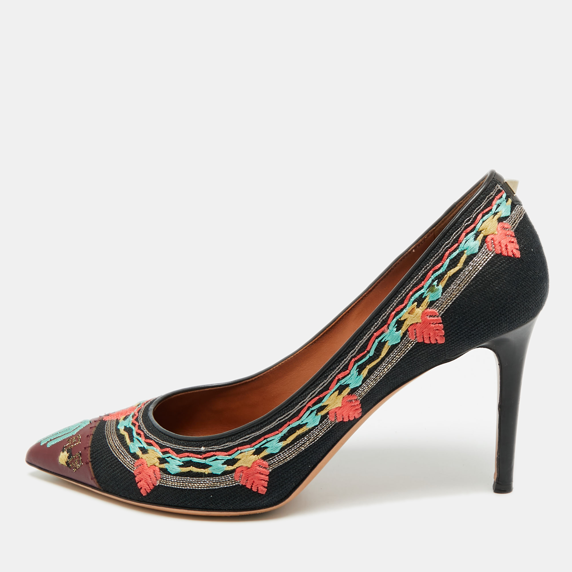 

Valentino Size  Black Canvas and Leather Kilim Embroidered Pumps