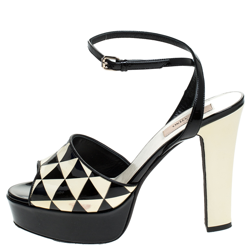 

Valentino Black And White Patent Leather Peep Toe Platform Pumps Size