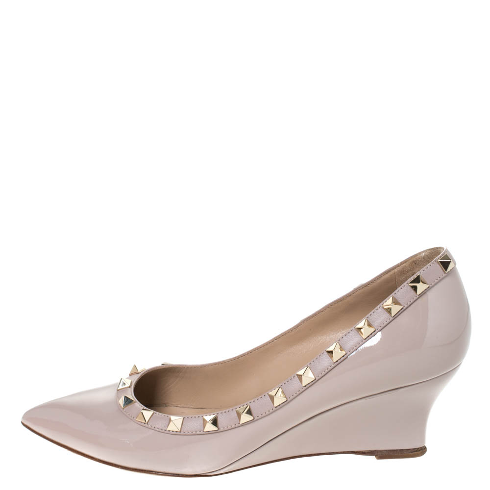 

Valentino Poudre Patent Leather Rockstud Pointed Toe Wedge Pumps Size, Beige