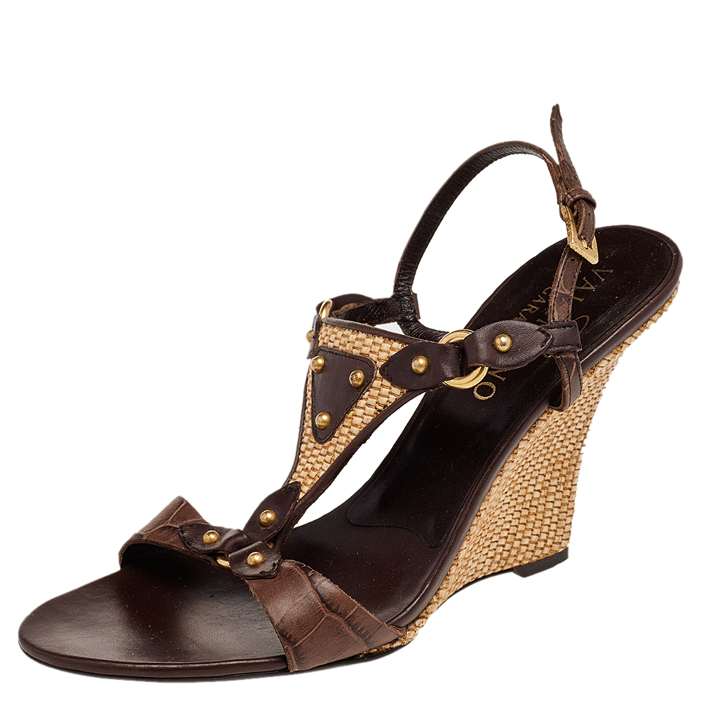 These impressive sandals from Valentino will help you make a wonderful style statement. Their structure is designed in a way to offer the best comfort and fit. These trendy sandals are versatile and can be worn on any occasion.
