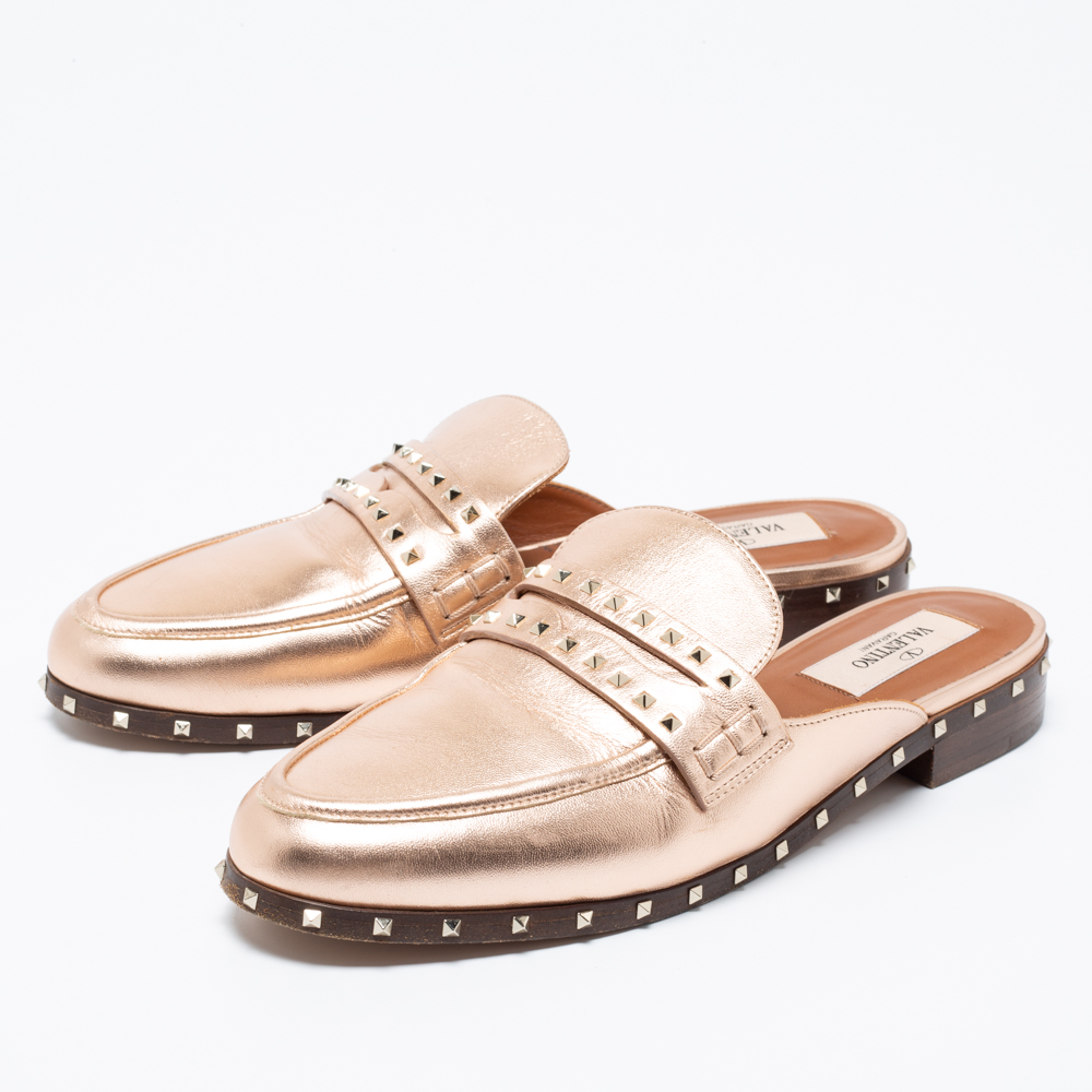 

Valentino Rose Gold Leather Rockstud Mule Sandals Size