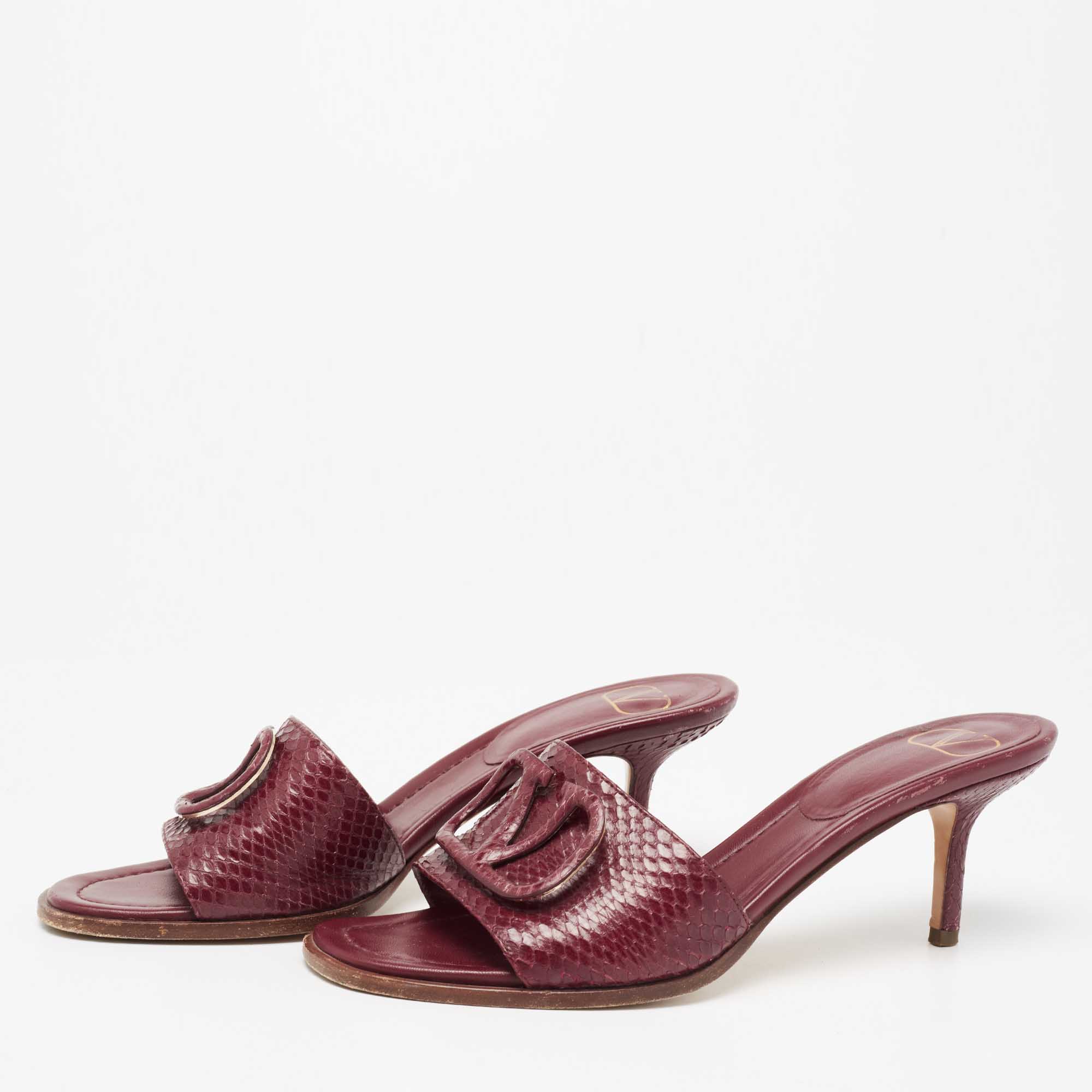 

Valentino Garavani Burgundy Snakeskin VLogo Slide Sandals Size