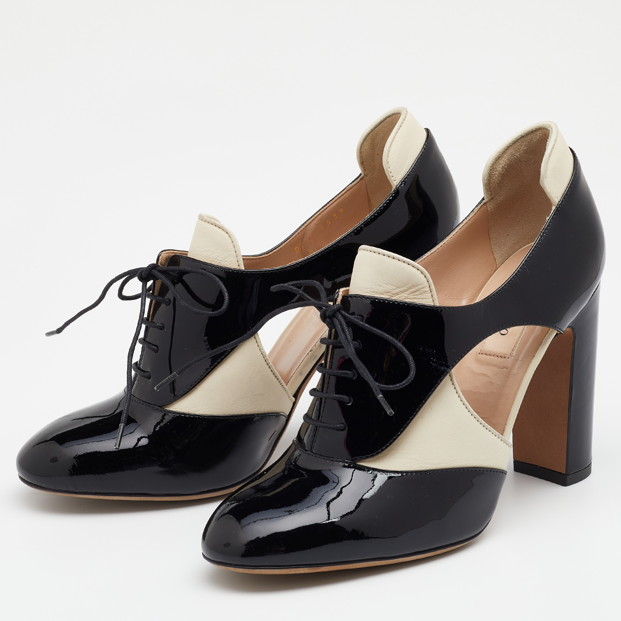 

Valentino Black/Cream Patent and Leather Lace Up Spectator Pumps Size