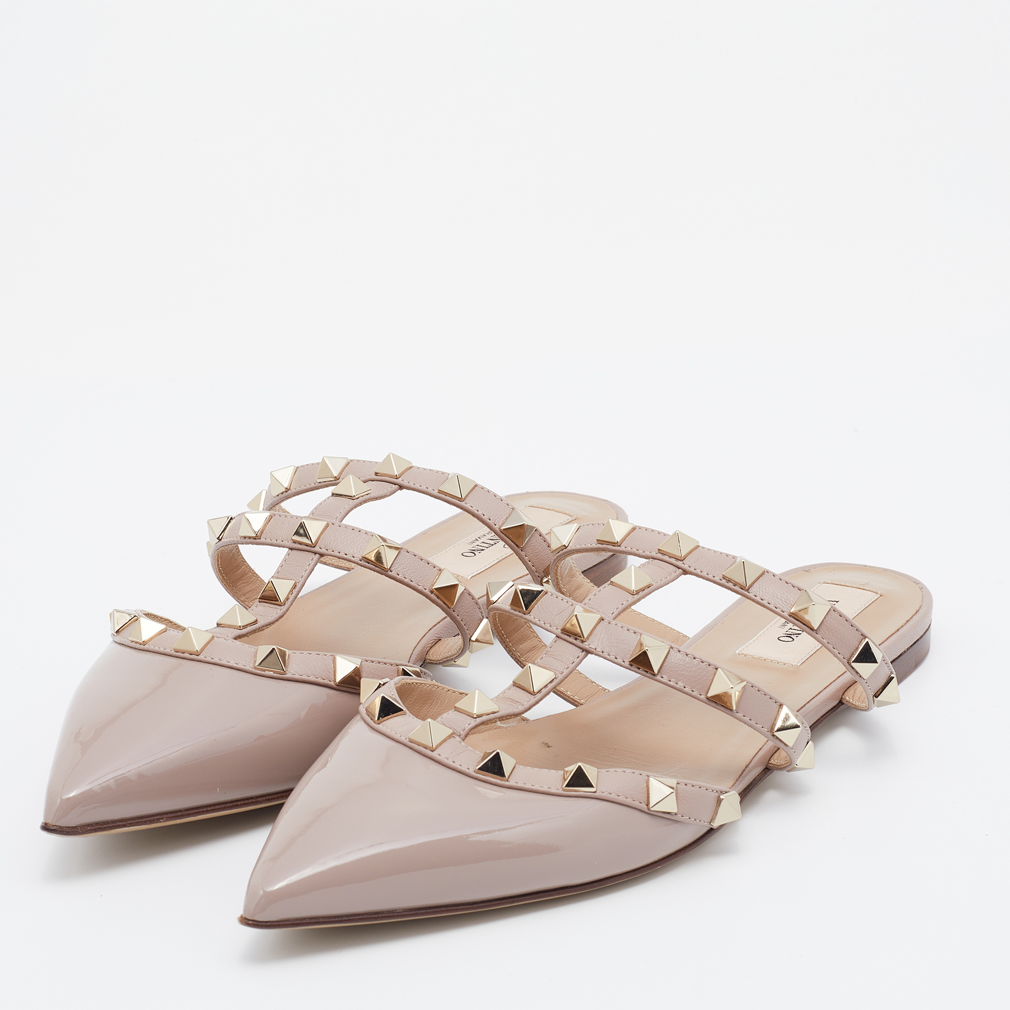 

Valentino Beige Patent and Leather Rockstud Pointed-Toe Flat Mules Size