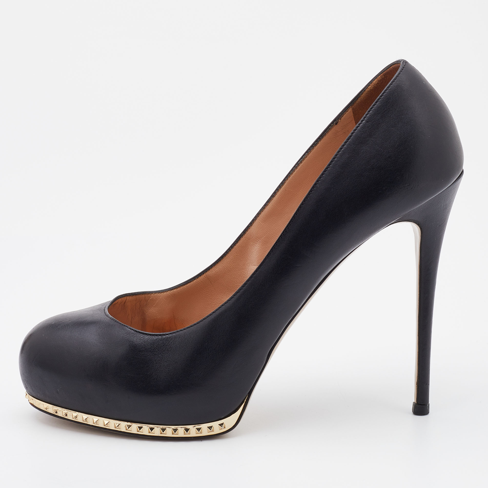 These pumps are a great choice if you're looking to add a pair thats both classy and versatile. The pair has been made using only the best kind of materials to ensure lasting wear.