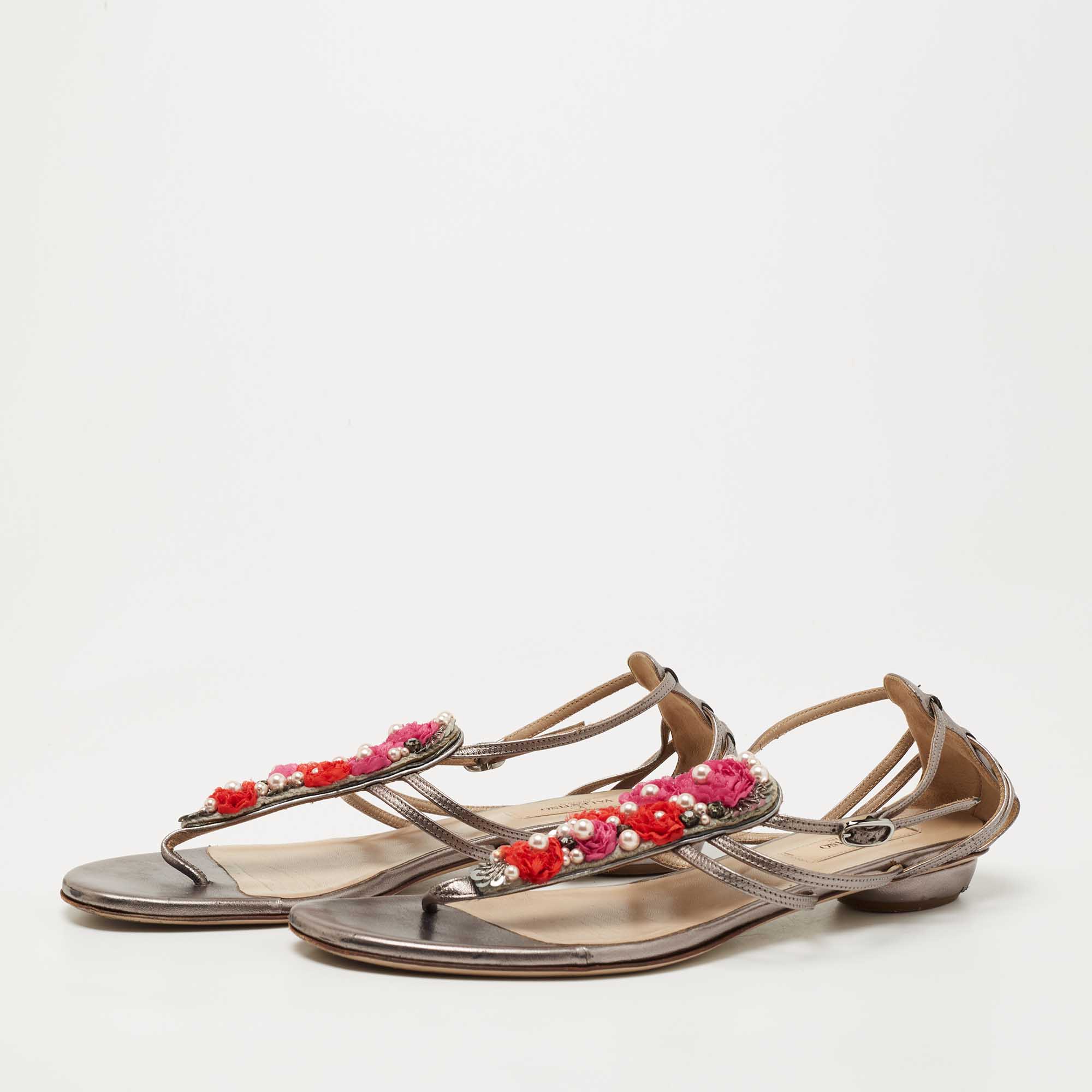 

Valentino Metallic Grey Leather Embellished T-Strap Flat Sandals Size