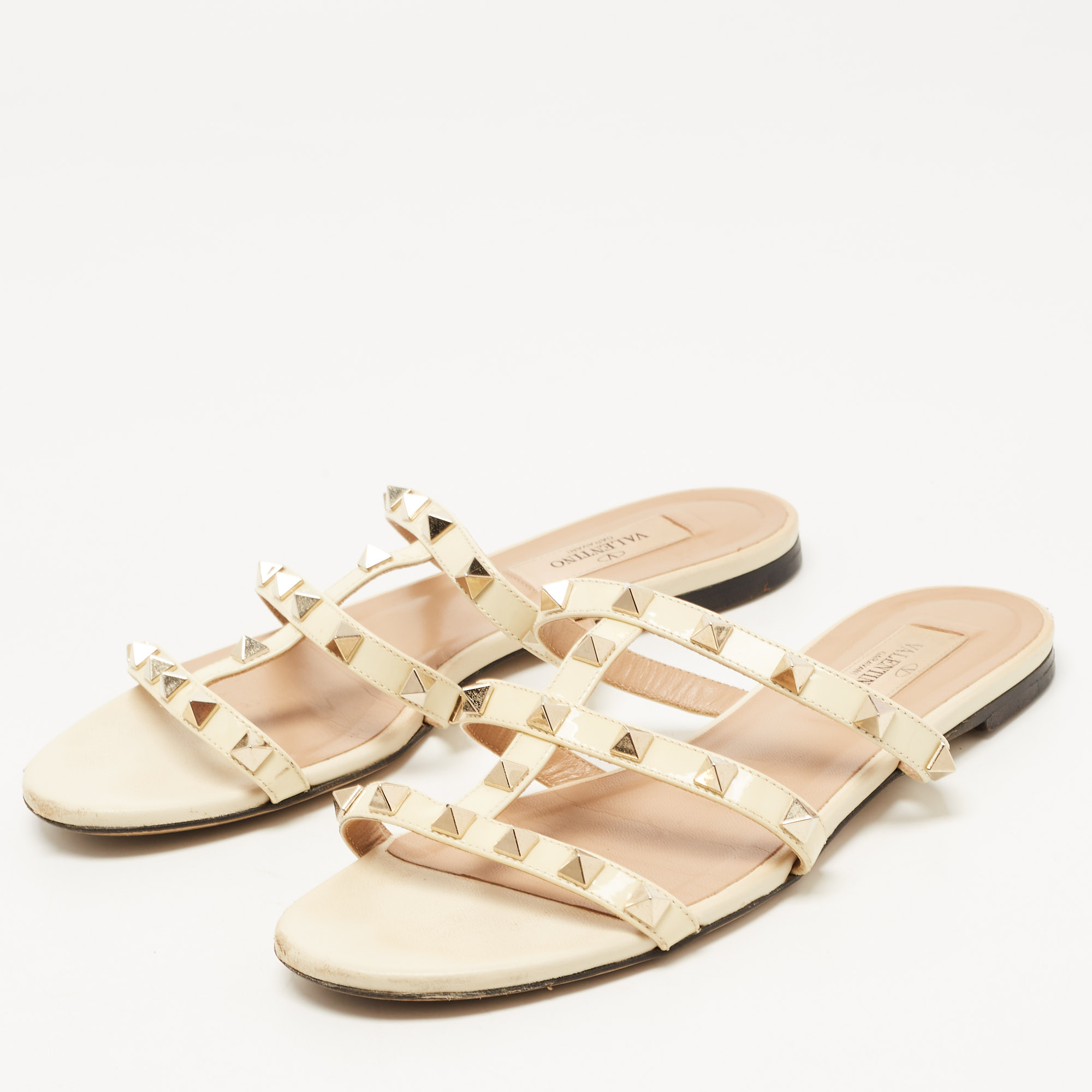 

Valentino Off White Patent Leather Rockstud Flat Slides Size