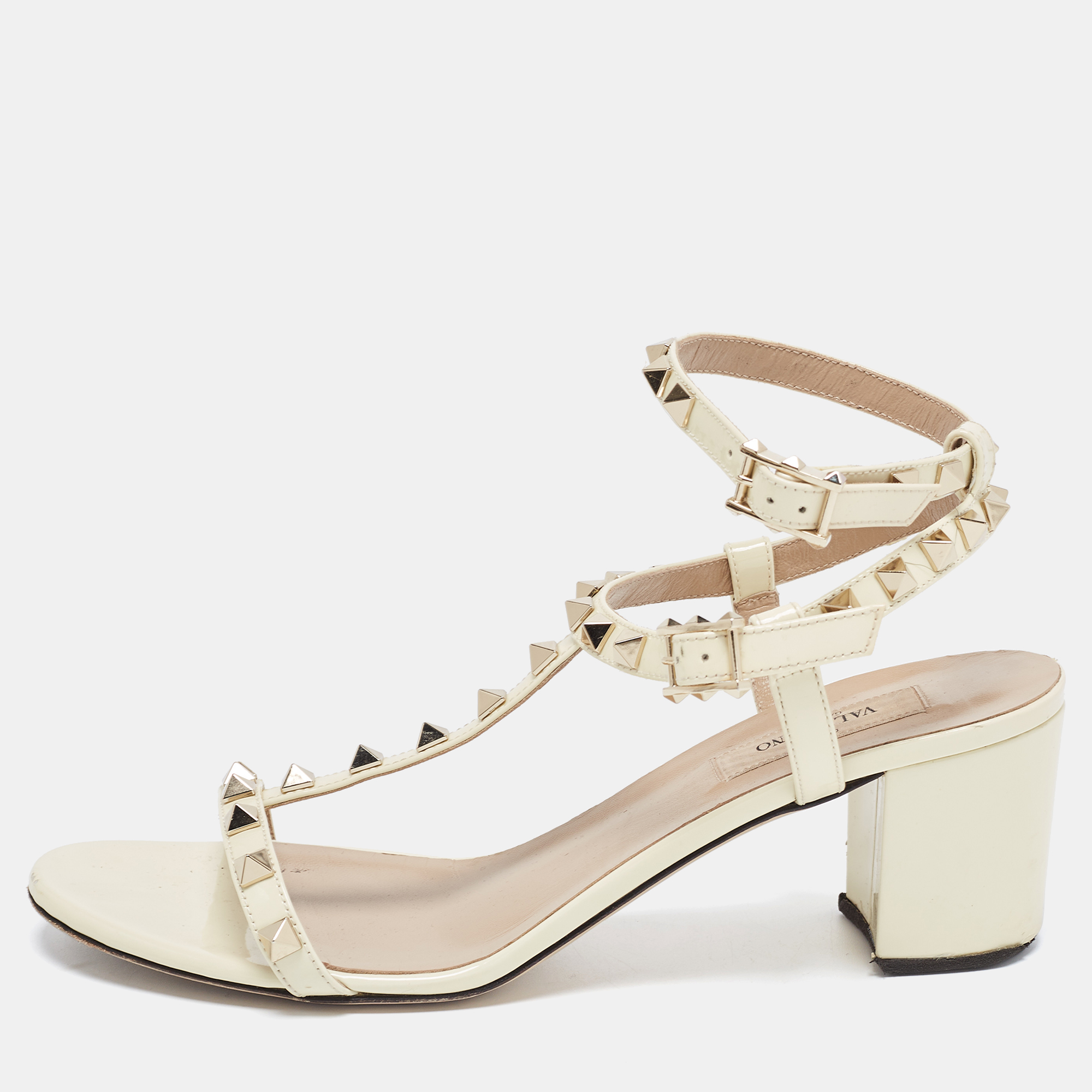 Pre-owned Valentino Garavani Cream Patent Leather Rockstud Sandals