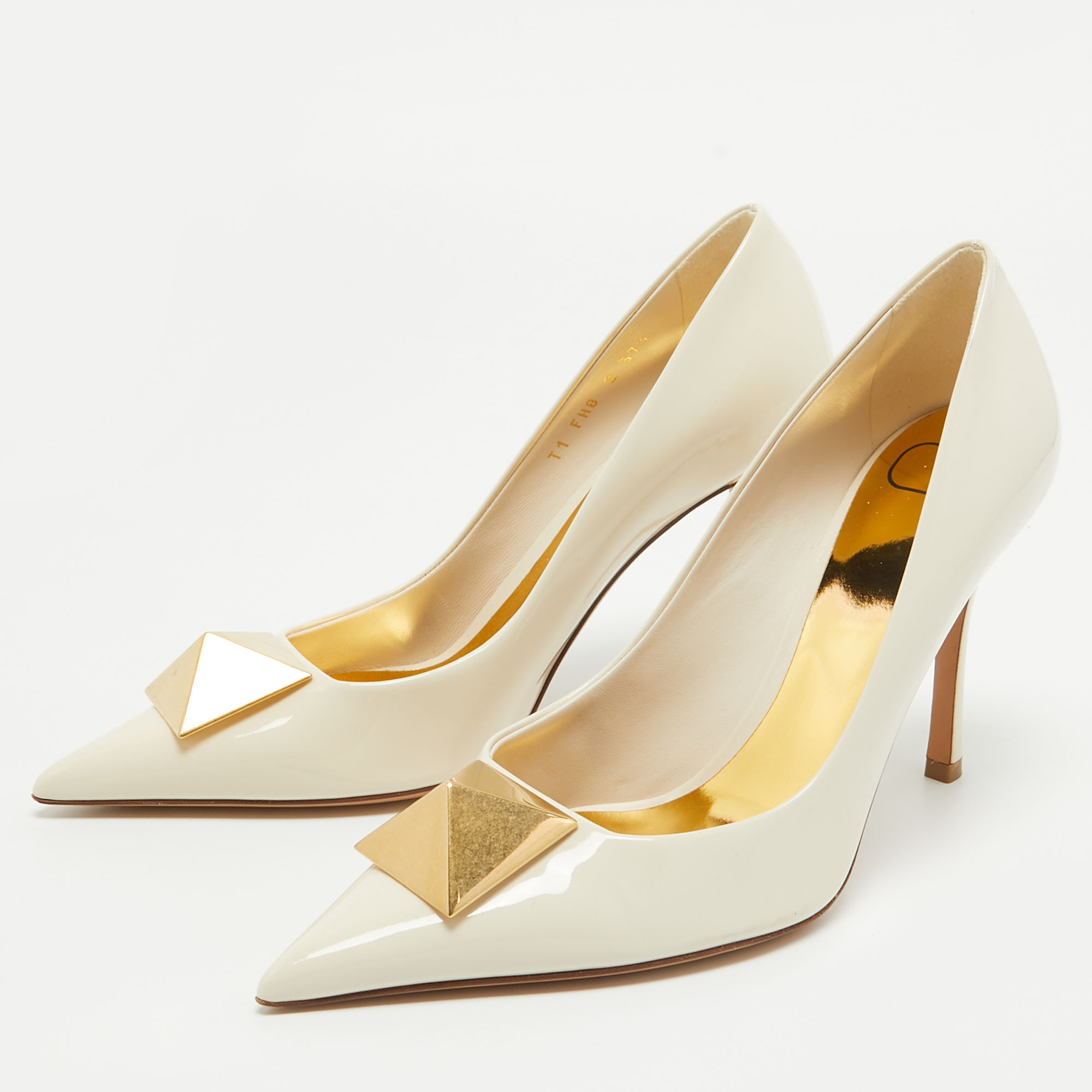 

Valentino Cream Patent Leather One Stud Pumps Size